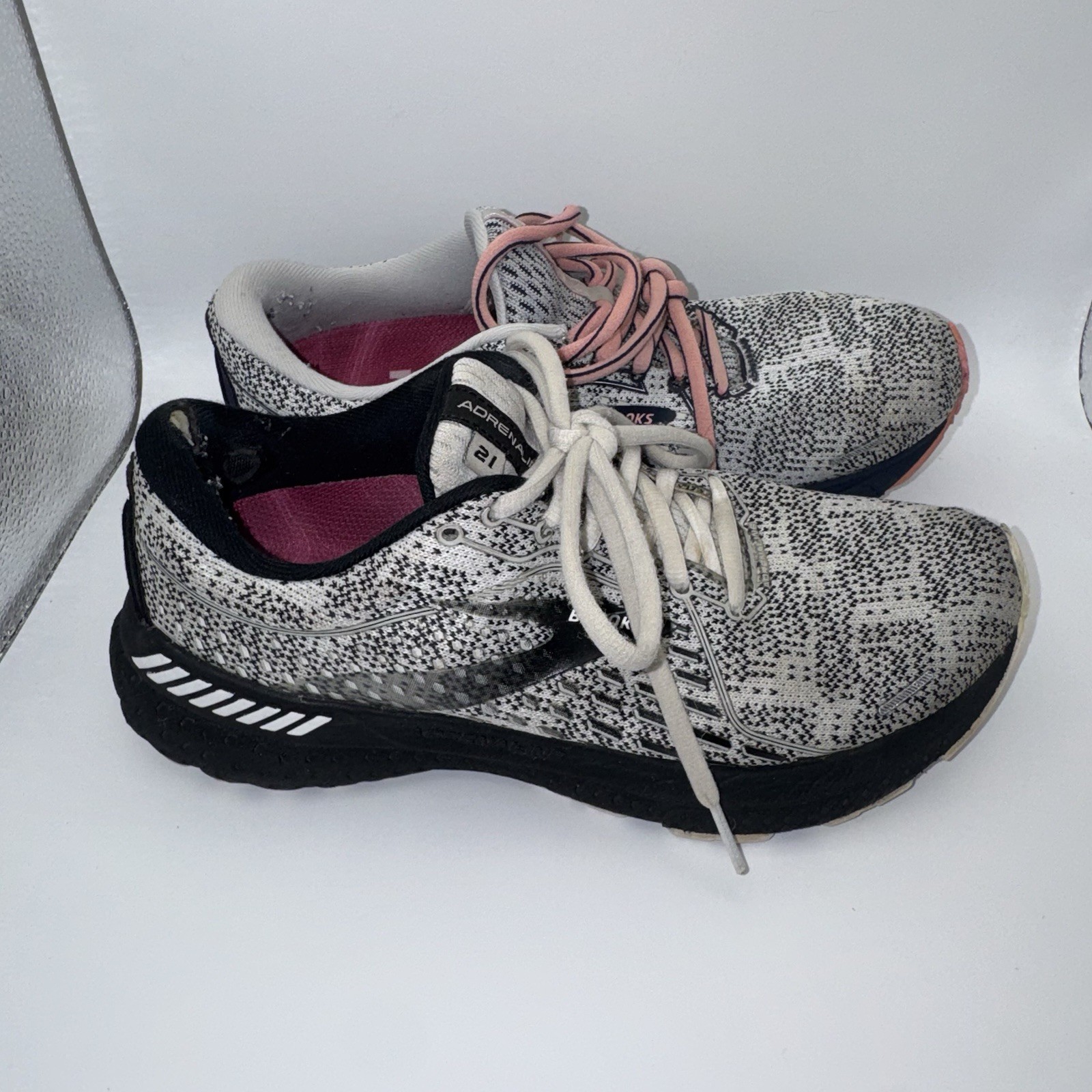 Brooks Adrenaline GTS 21 Women’s 7.5 Running Shoes READ Mismatched Pair