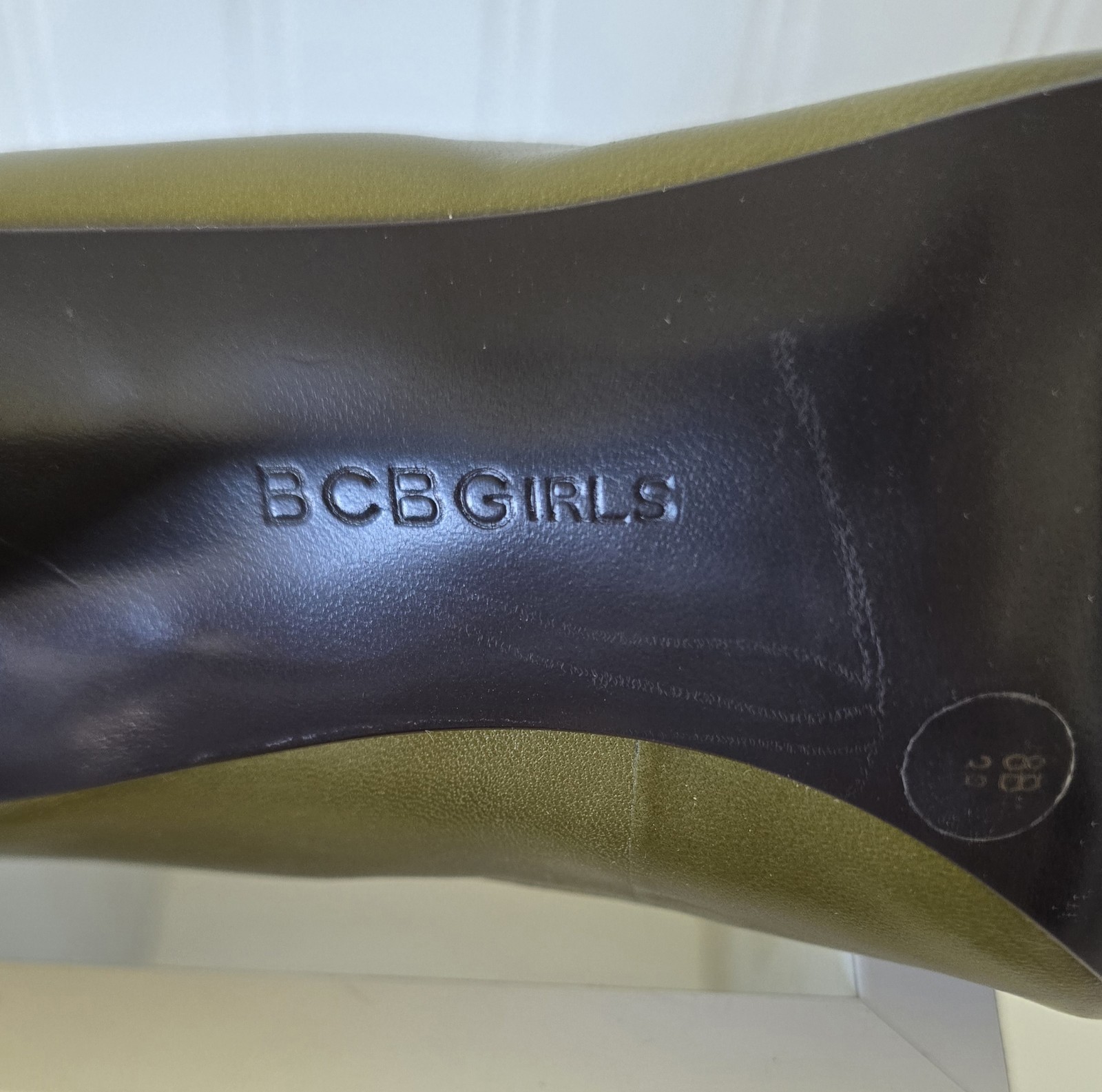 BCBG Girls Olive Green Peep-Toe W Wooden Heel Pump & Flower Applique Womens S 8