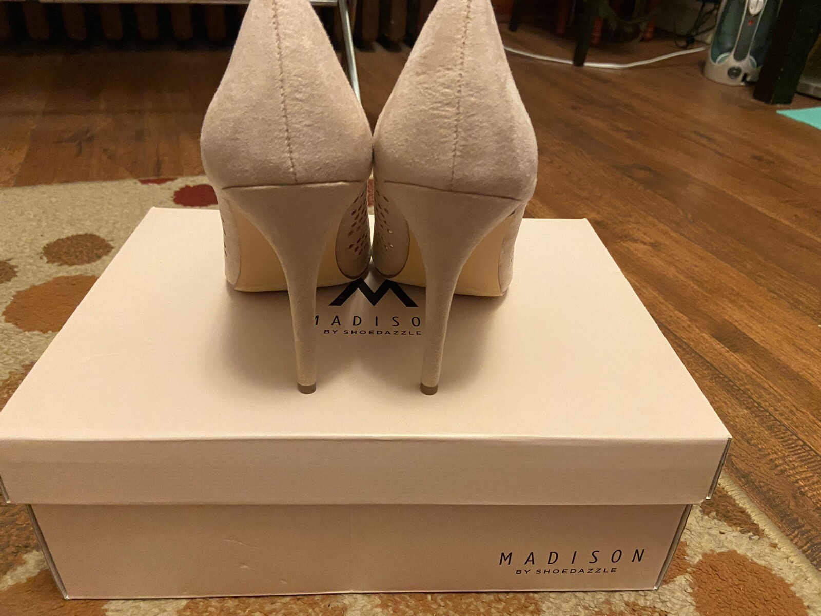 Madison from shoedezzling shoes heels size 7.5 blush, beige ,stiletto,fox suede