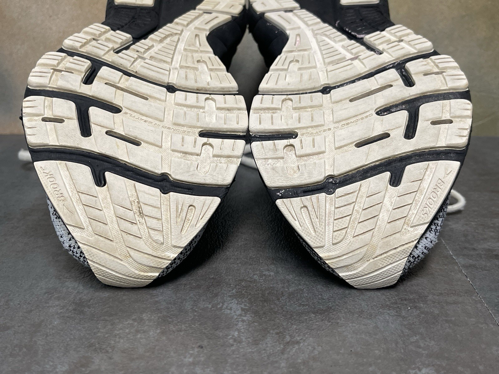 Brooks Adrenaline GTS 21 Women’s White & Black Sneakers 1203291B135 Size 8B