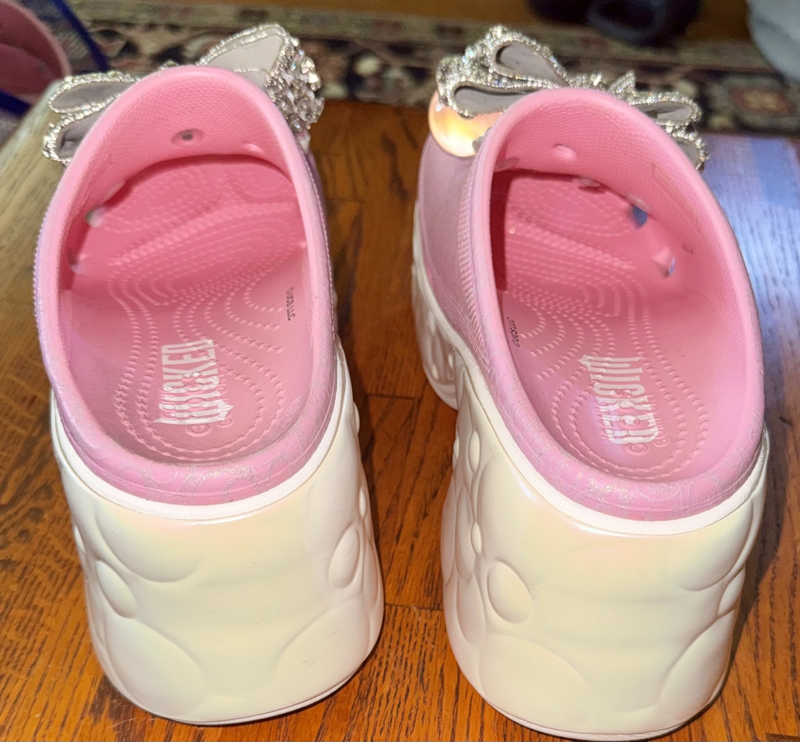 CROCS Wicked Glinda Siren Clog Women’s Size 9 with Jibbitz Pink – one of a kind