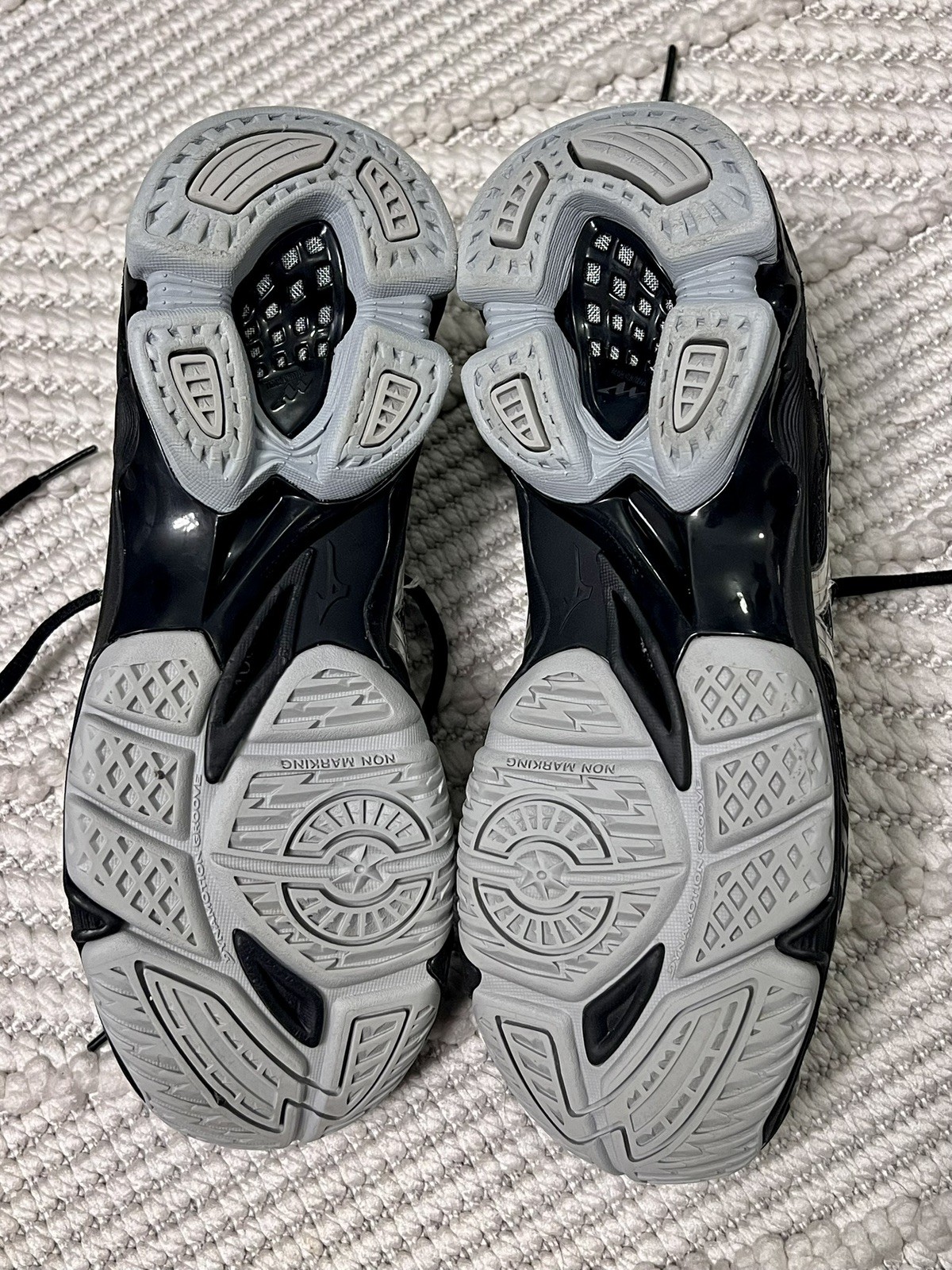 Mizuno Wave Bolt 7 Indoor Volleyball Shoes Women’s Size 7.5 Black/Silver 430238