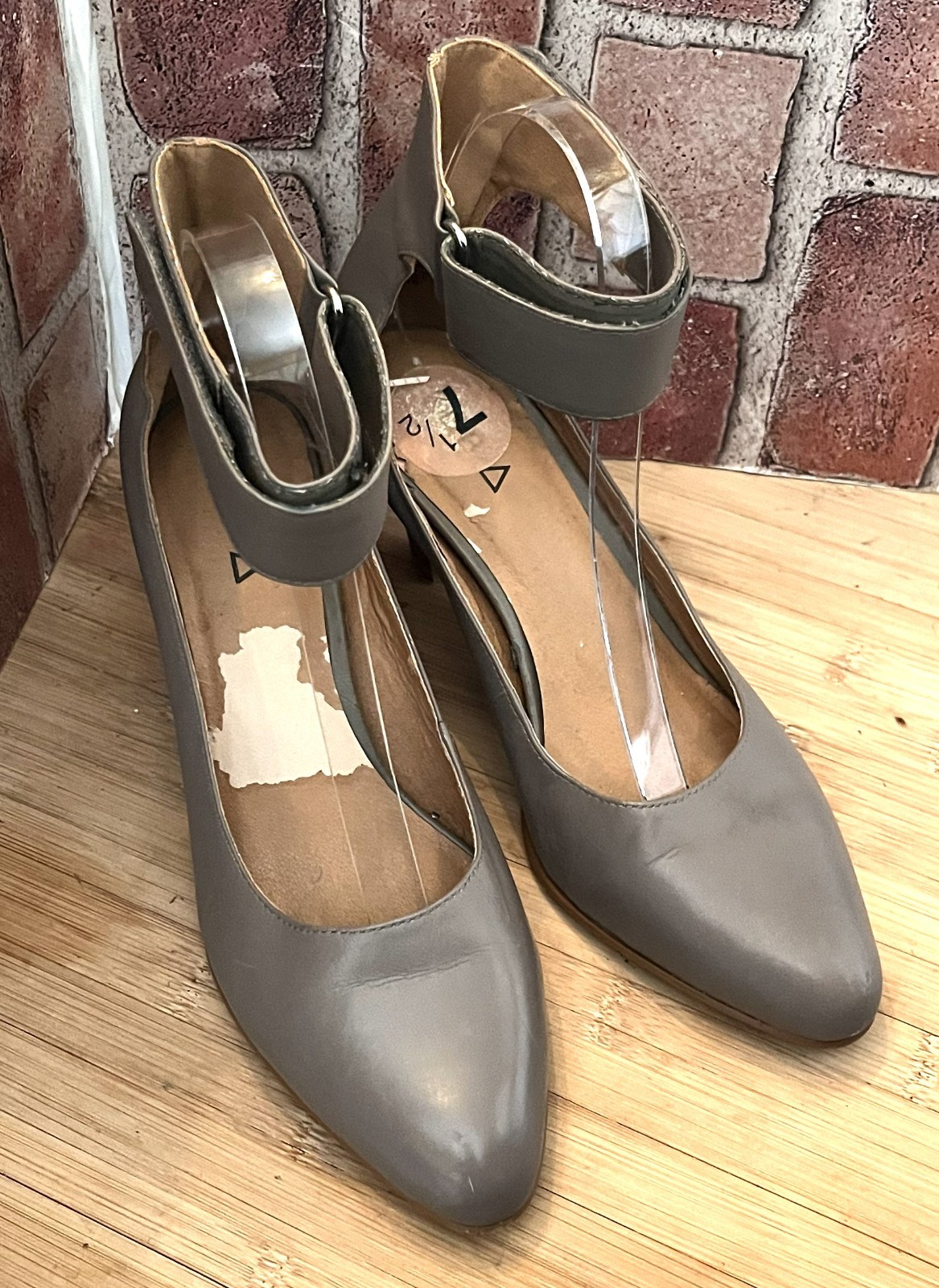 KELSI DAGGER BROOKLYN GRAY/TAUPE LEATHER ANKLE STRAP MID HEEL PUMPS 7.5M