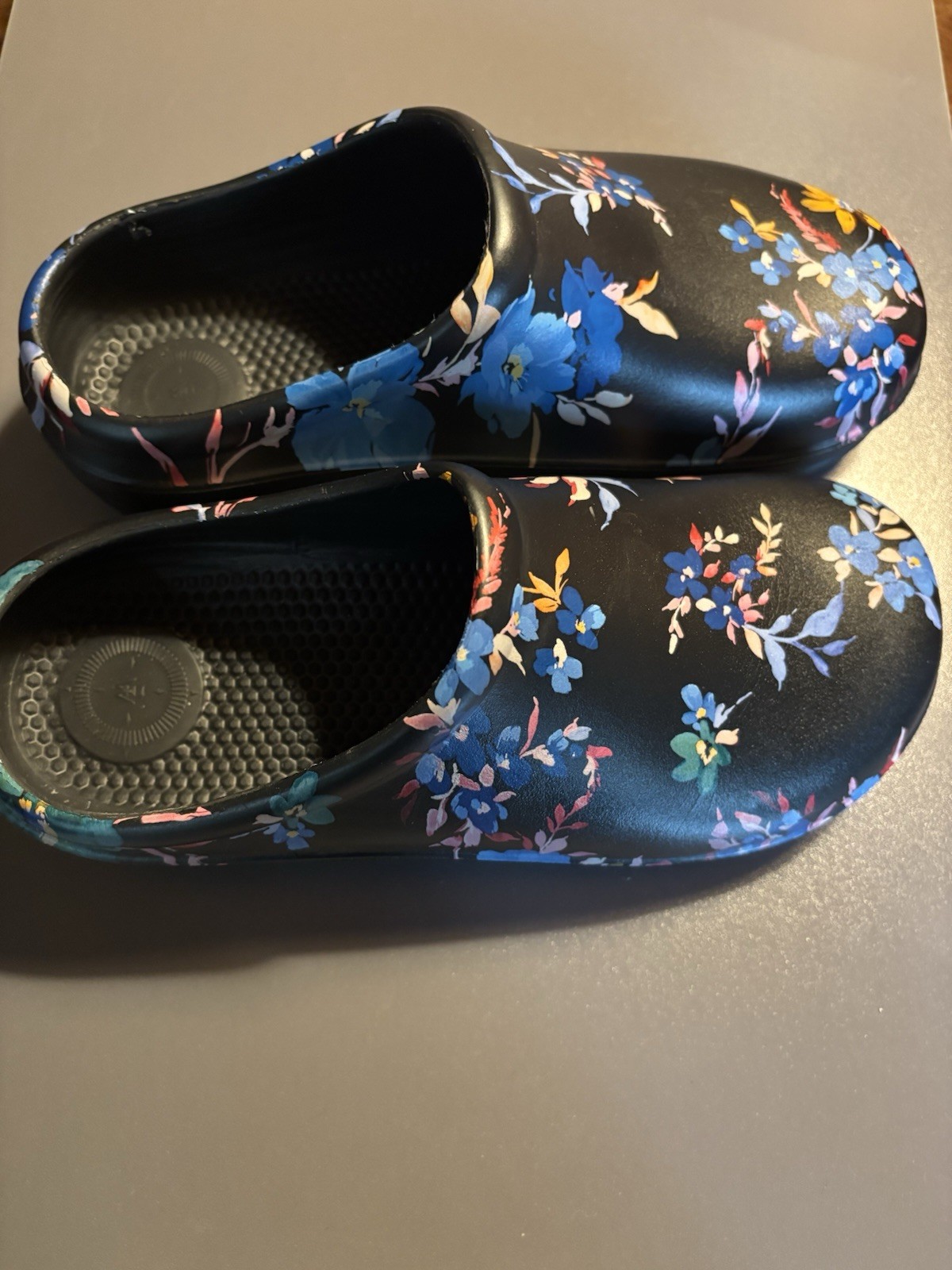 Totes Everywear Women’s Clogs Black Gardening Floral Size 8 Slip On