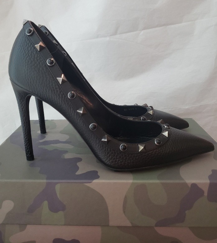 Valentino Women Pebbled Calfskin leather Rolling Rockstud black pump Size 39