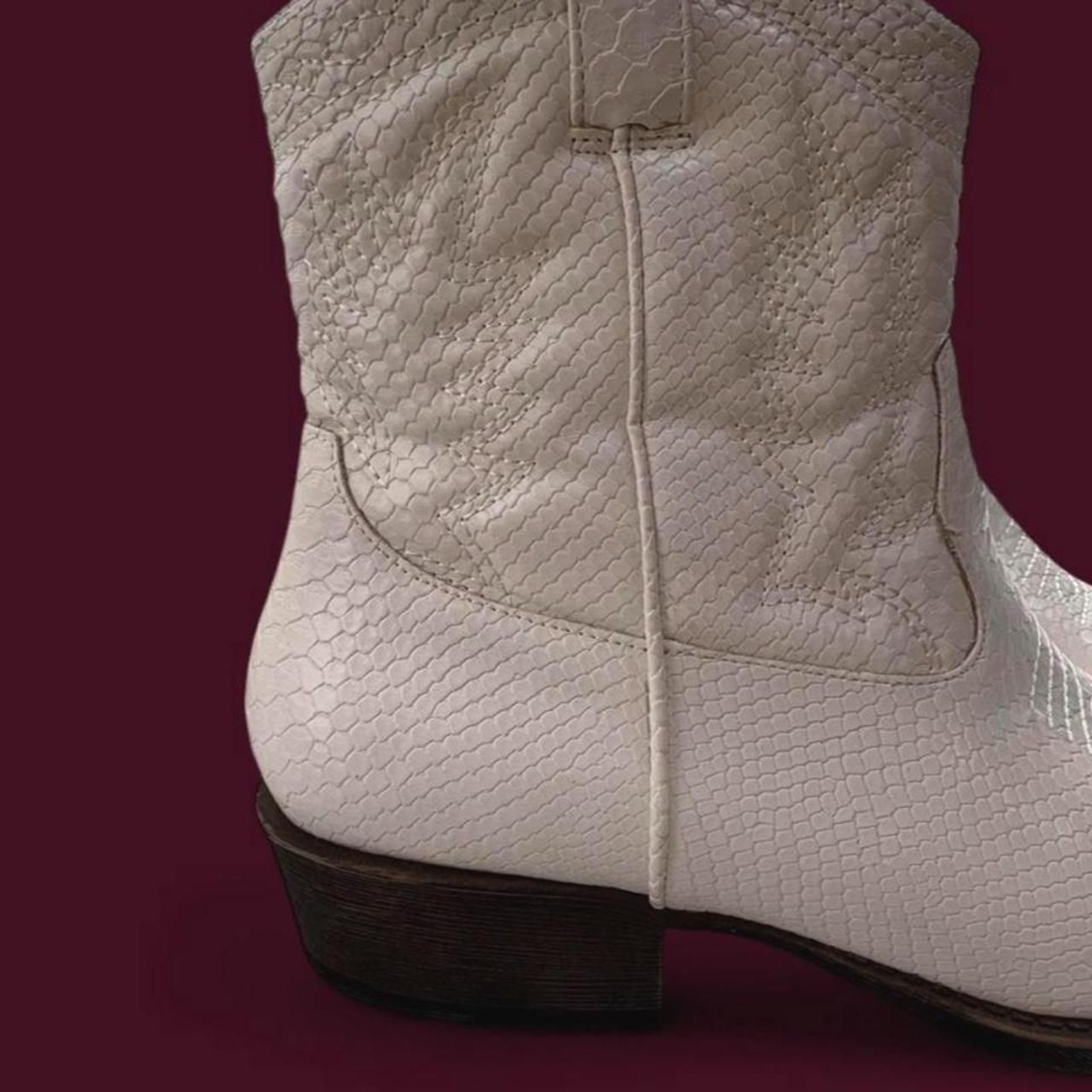 Matisse Women’s White and Cream Boots
