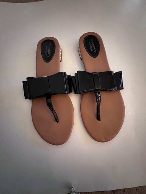 Simply Vera Wang Black Thong Sandal Bow Flats Rhinestone Heel Size 10 Excellent