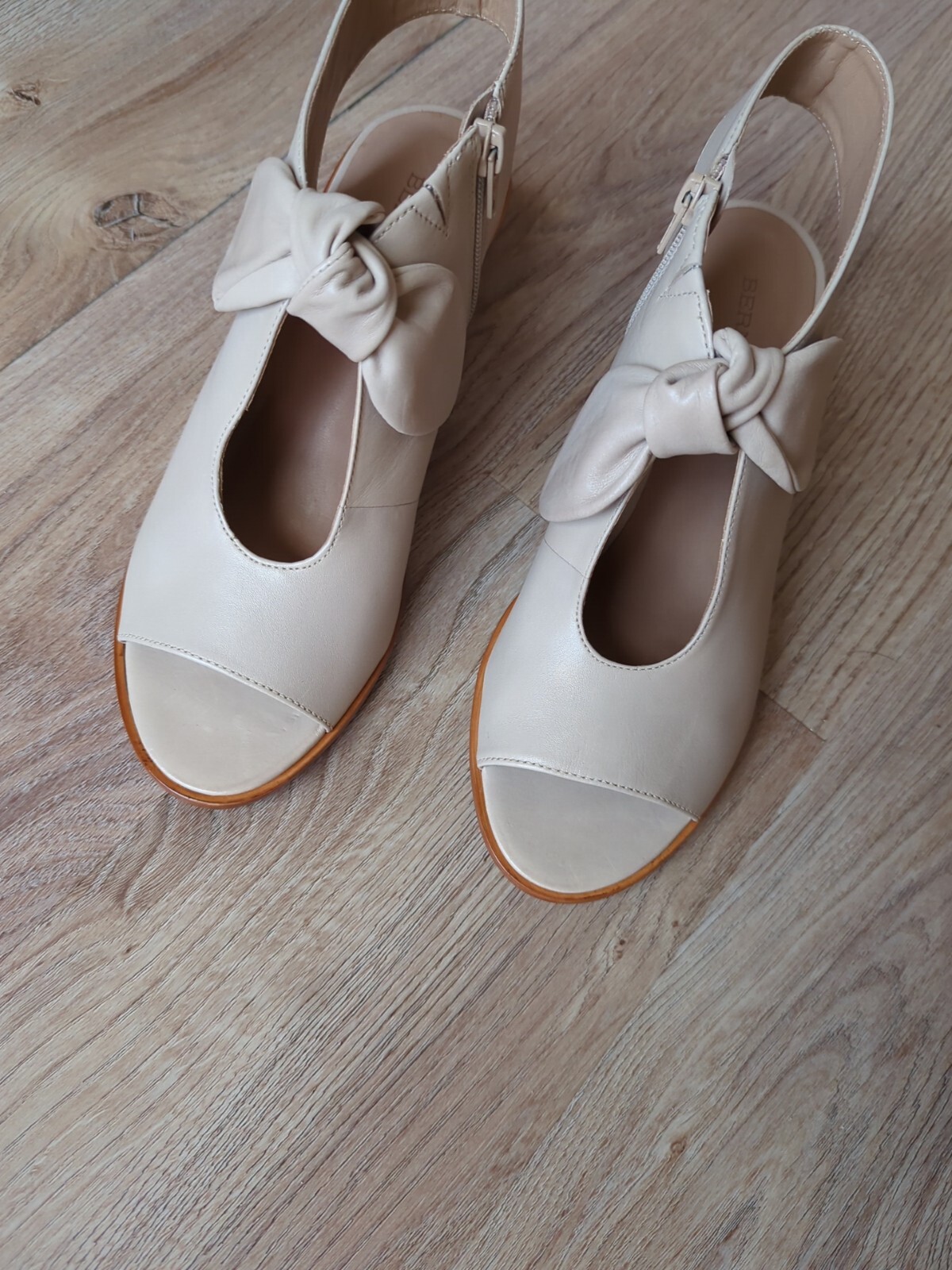 Bernardo Luna Lizzie Peep Toe Bow Sandal Womens 8 Pale Tan Beige Nude
