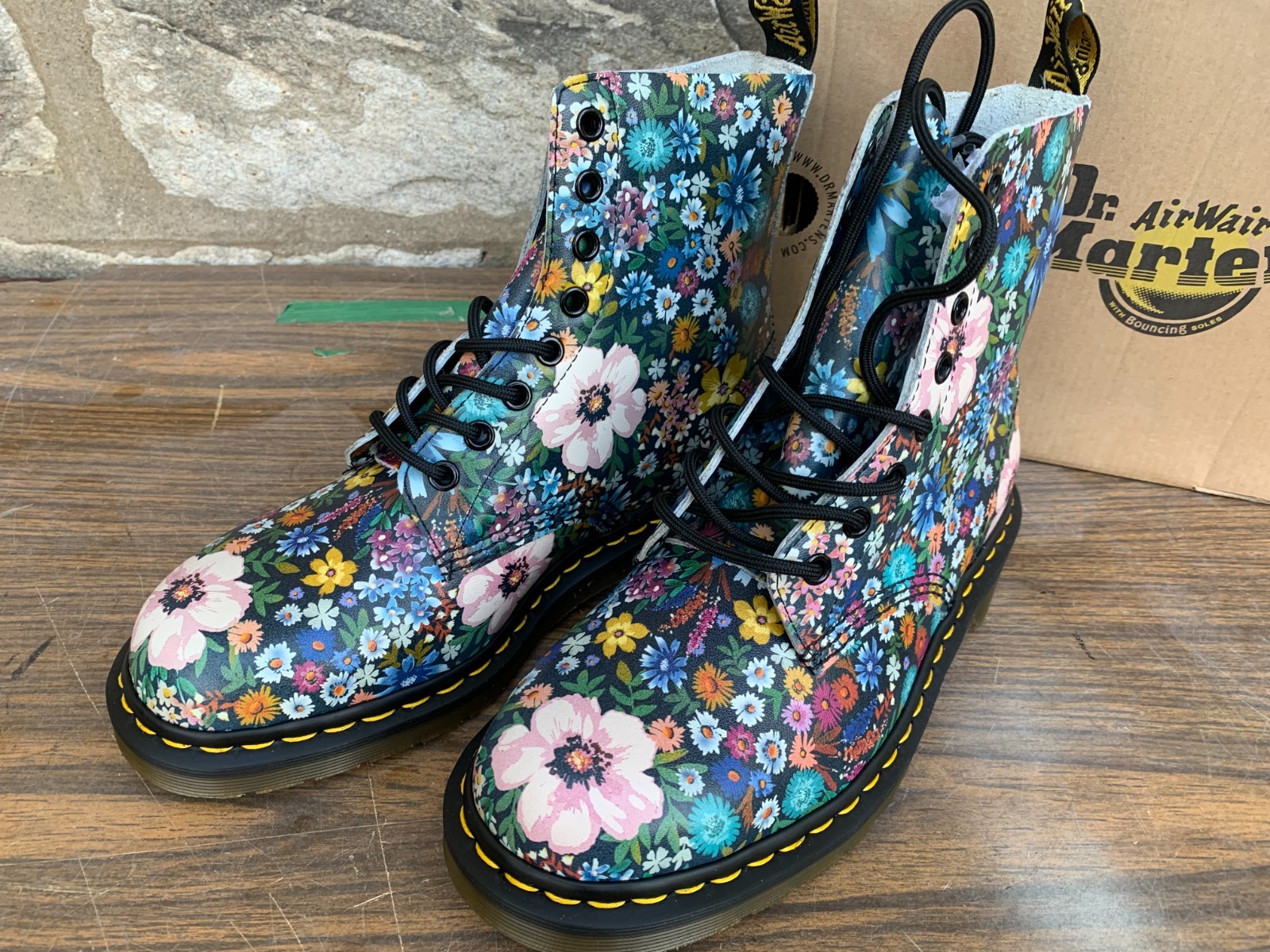 Dr. Martens Pascal WL Air Walk Boots Black Mallow Pink Wanderlust Size 9 NIB