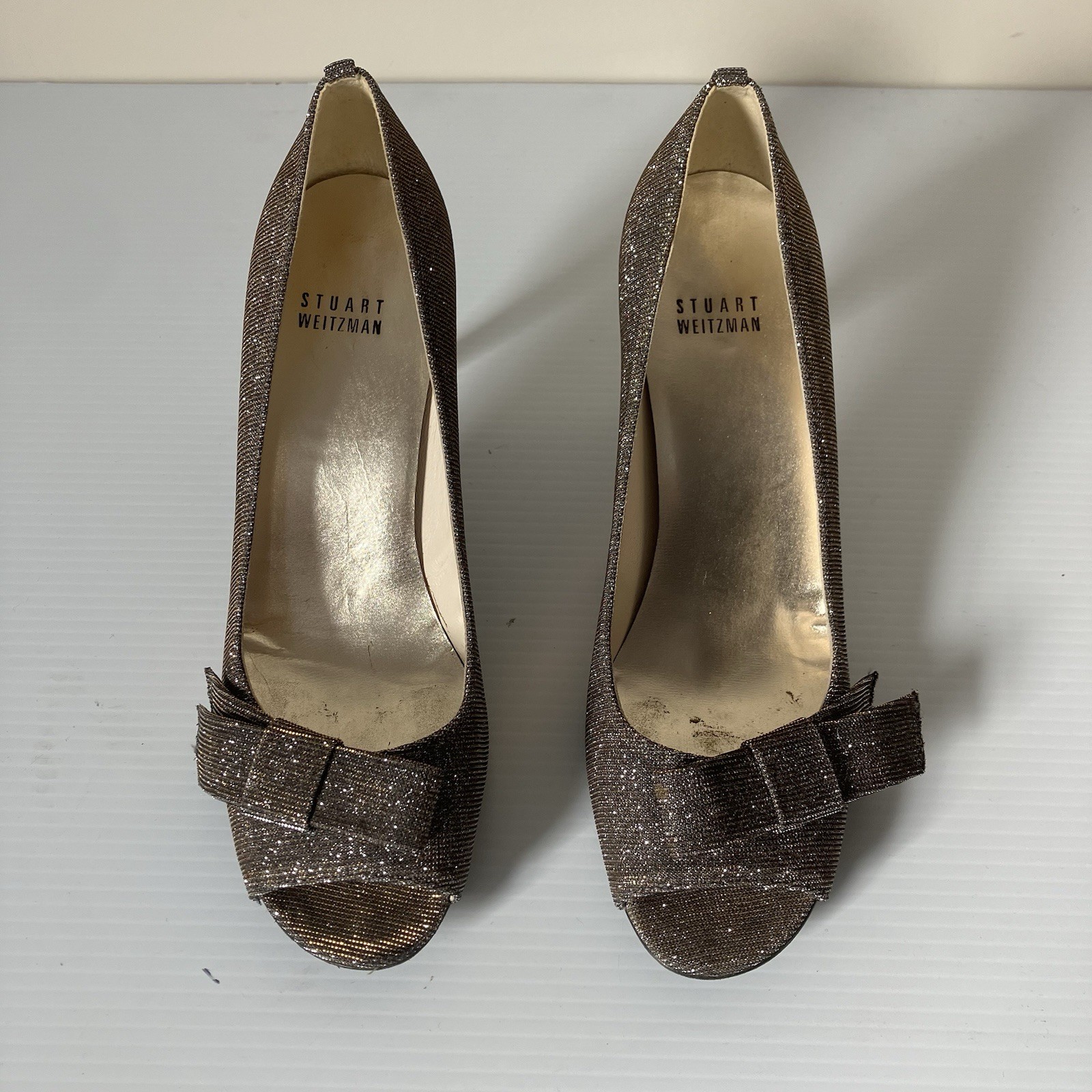 Stuart Weitzman Pyrite Nocturn Glitter Bowover Peep Toe Pumps size 7.5