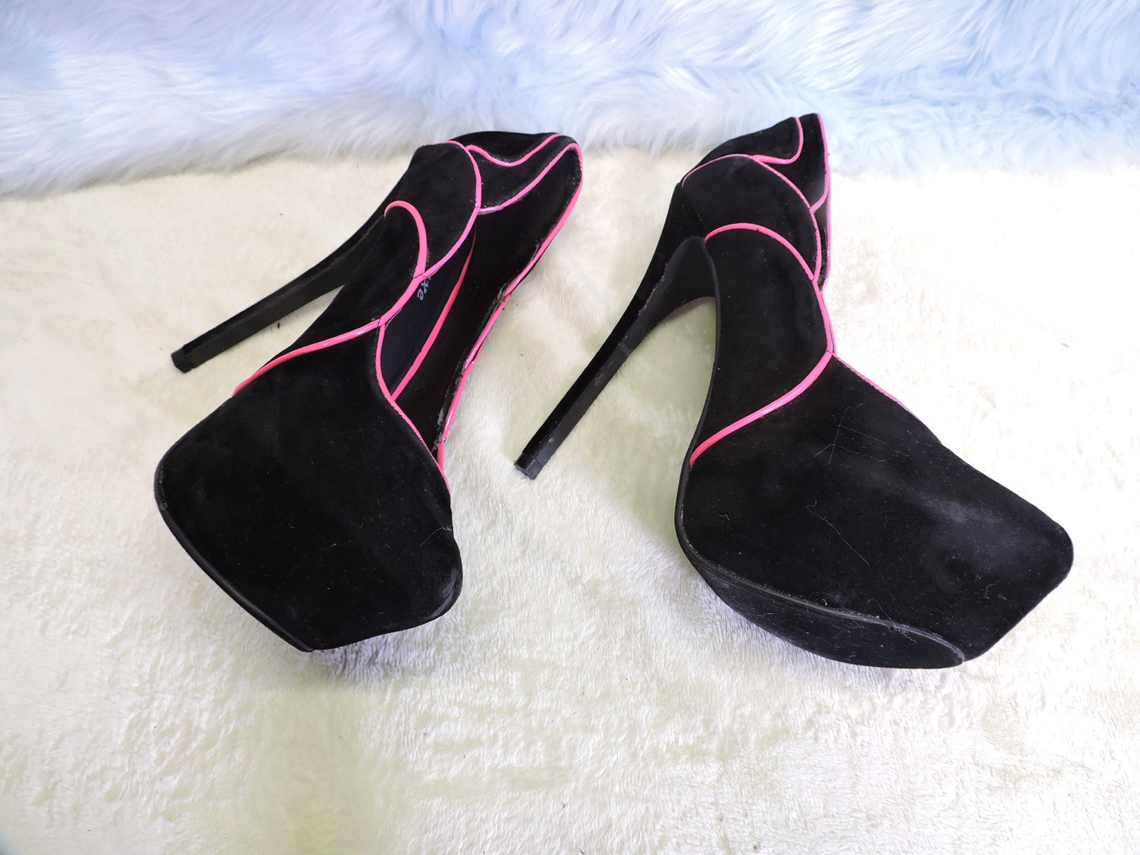 Styluxe Black velvet and Fuschia patent platforms Size 9.5 Womens Mens 8