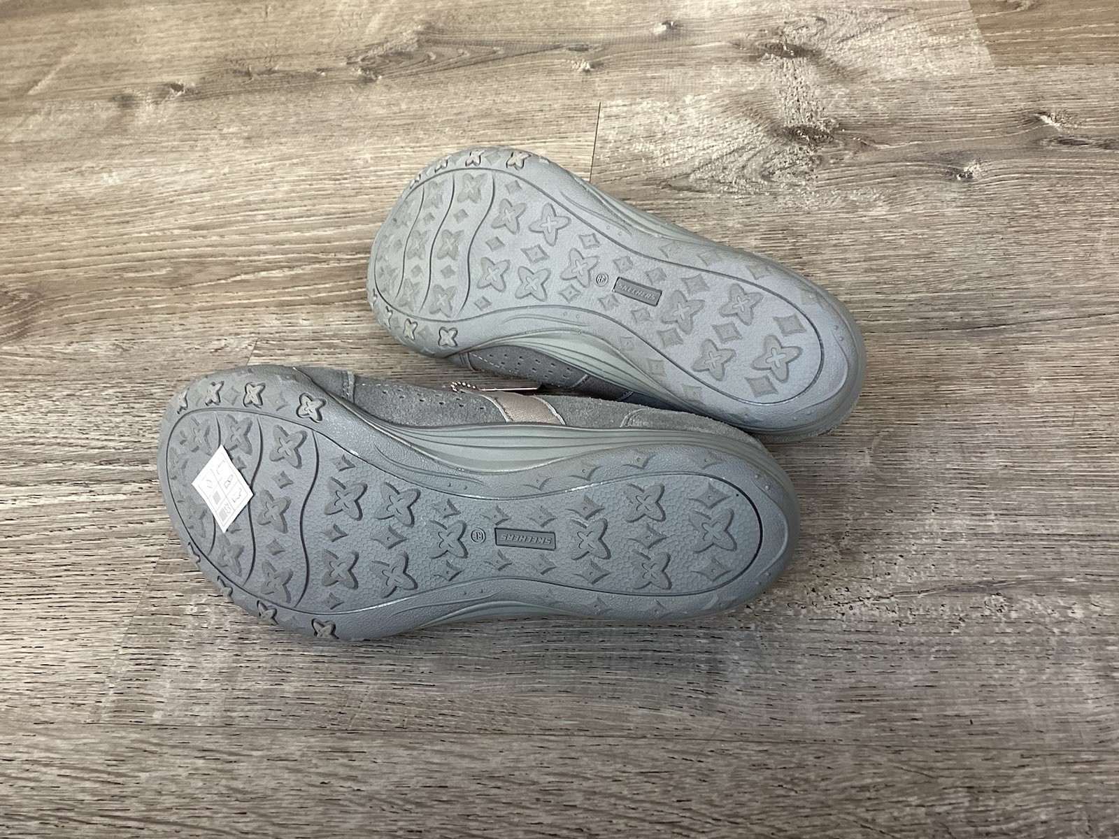 Skechers Womens Breathe Easy Relaxed Fit Size 9.5 Slip On Shoes Gray 88000DS