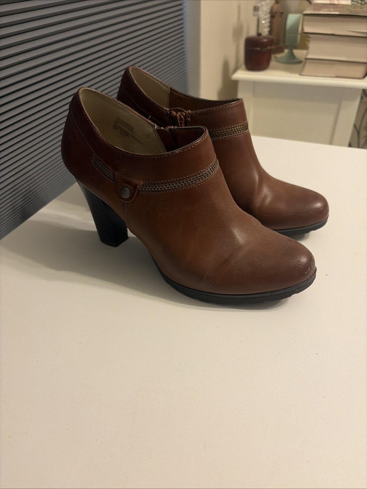 White Mountain Smirk Brown Ankle Boots Side Zip Stacked Heel Womens 8M W14118Z