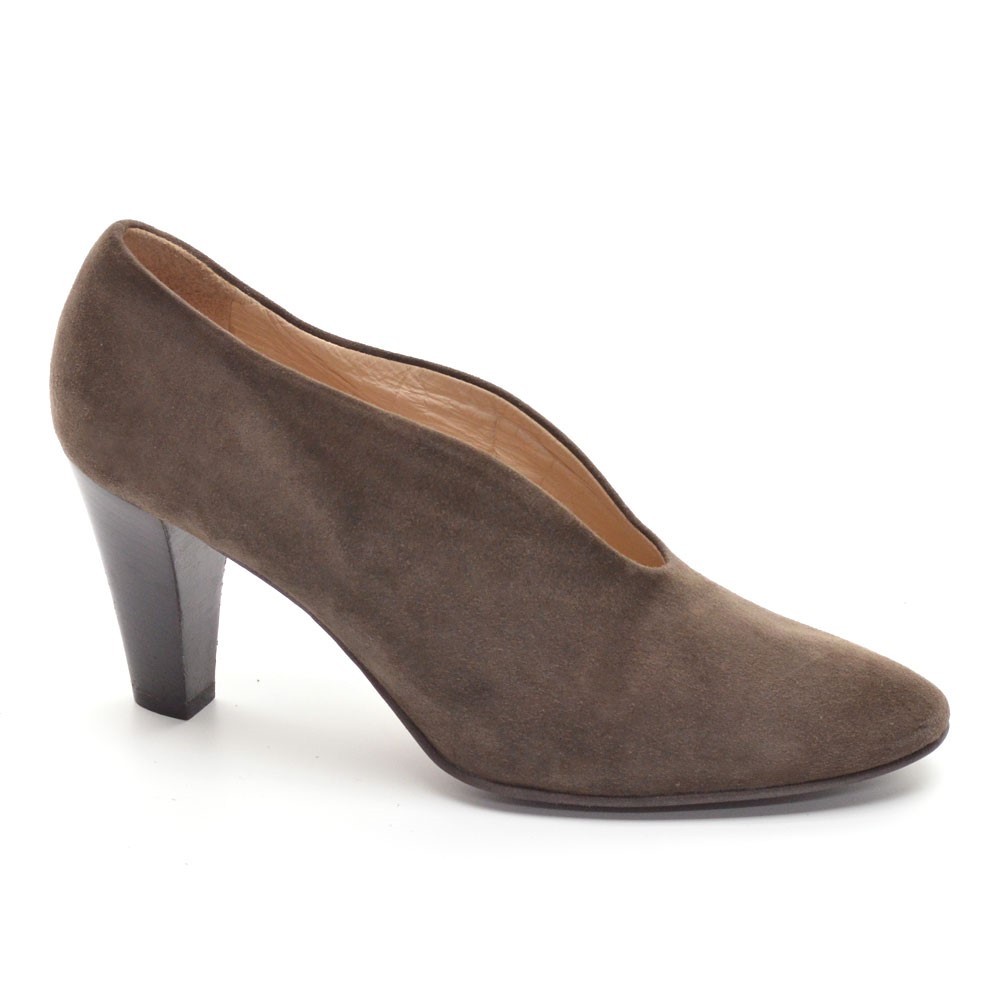 Paul Noyen Pumps Ladies size 38.5 / 8 M Round Toe Brown Suede Slip Heels Shoes