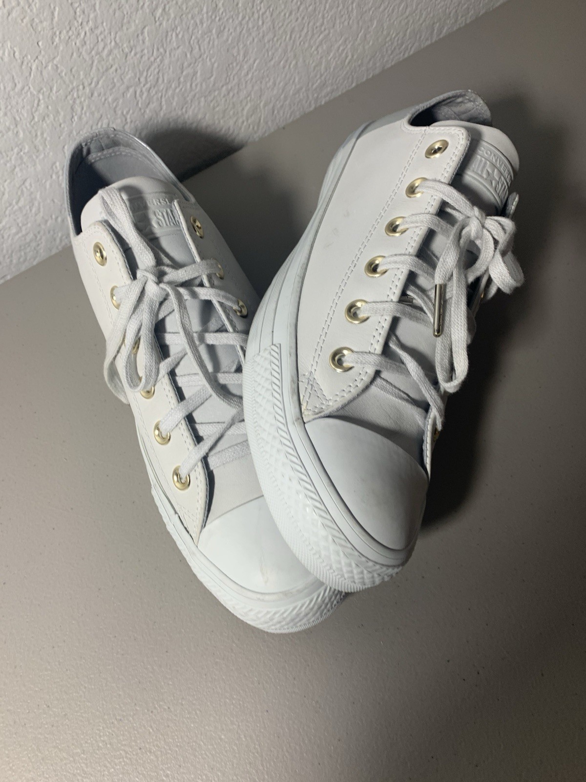 Converse Unisex All Star Chuck Taylor Men’s: Size 10. Women’s Size: 8.