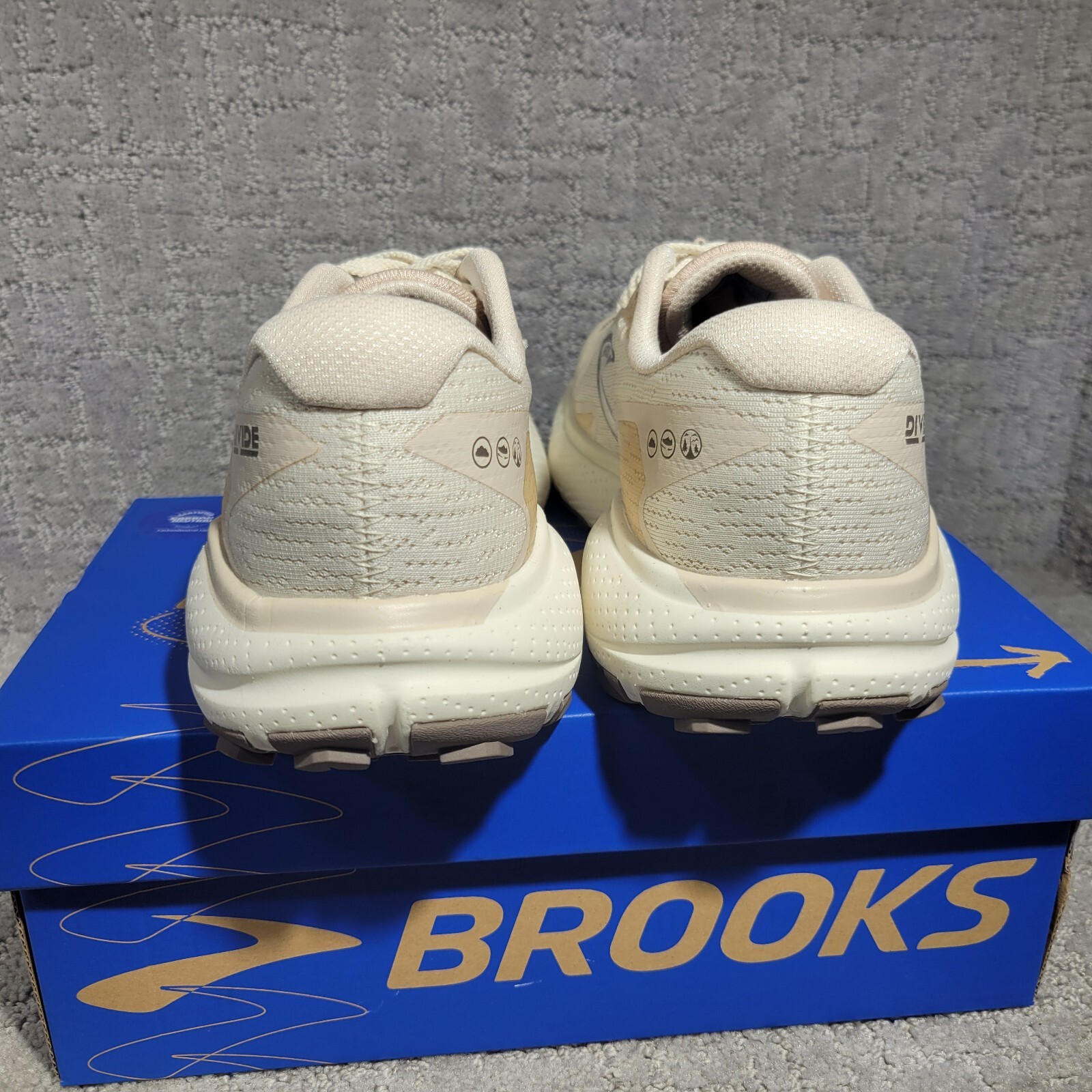 Brooks Divide 5 Womens Size US 6.5B Coconut Beige Air Mesh Trail Running Shoes