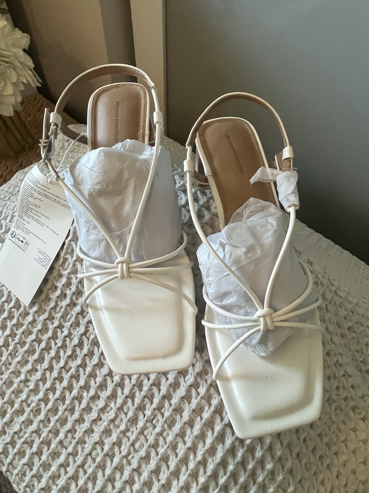 Women’s Amazon Essentials Strappy Sandles White Square 2.5 In Heel Cushion 304