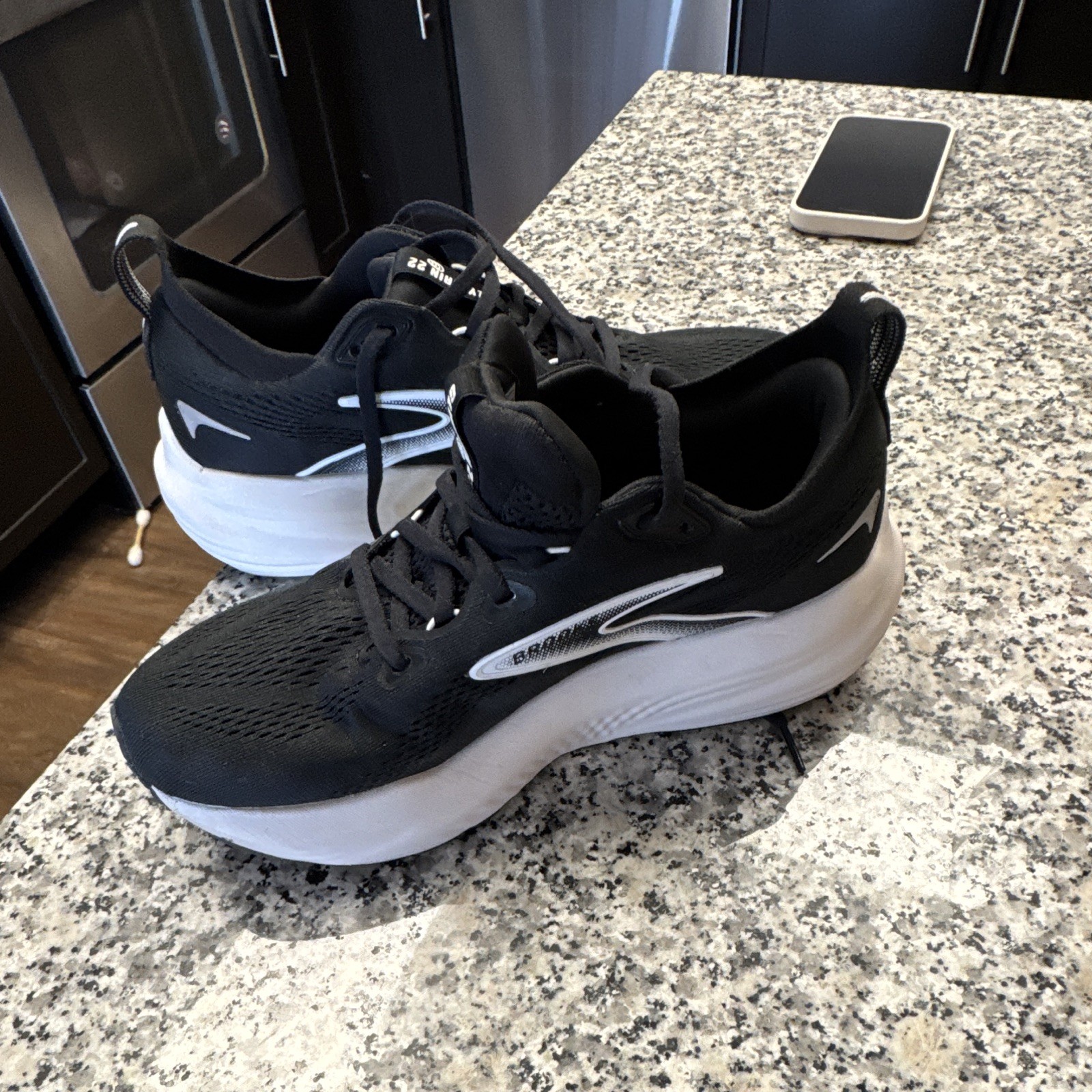 Brooks Glycerin 22 Men’s Lace-Up Low Top Mesh Athletic Sneakers Black/White