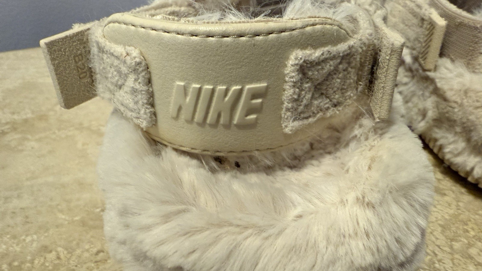 Nike Women Clogs Slippers Comfy Faux Fur Beige Size: 9 New