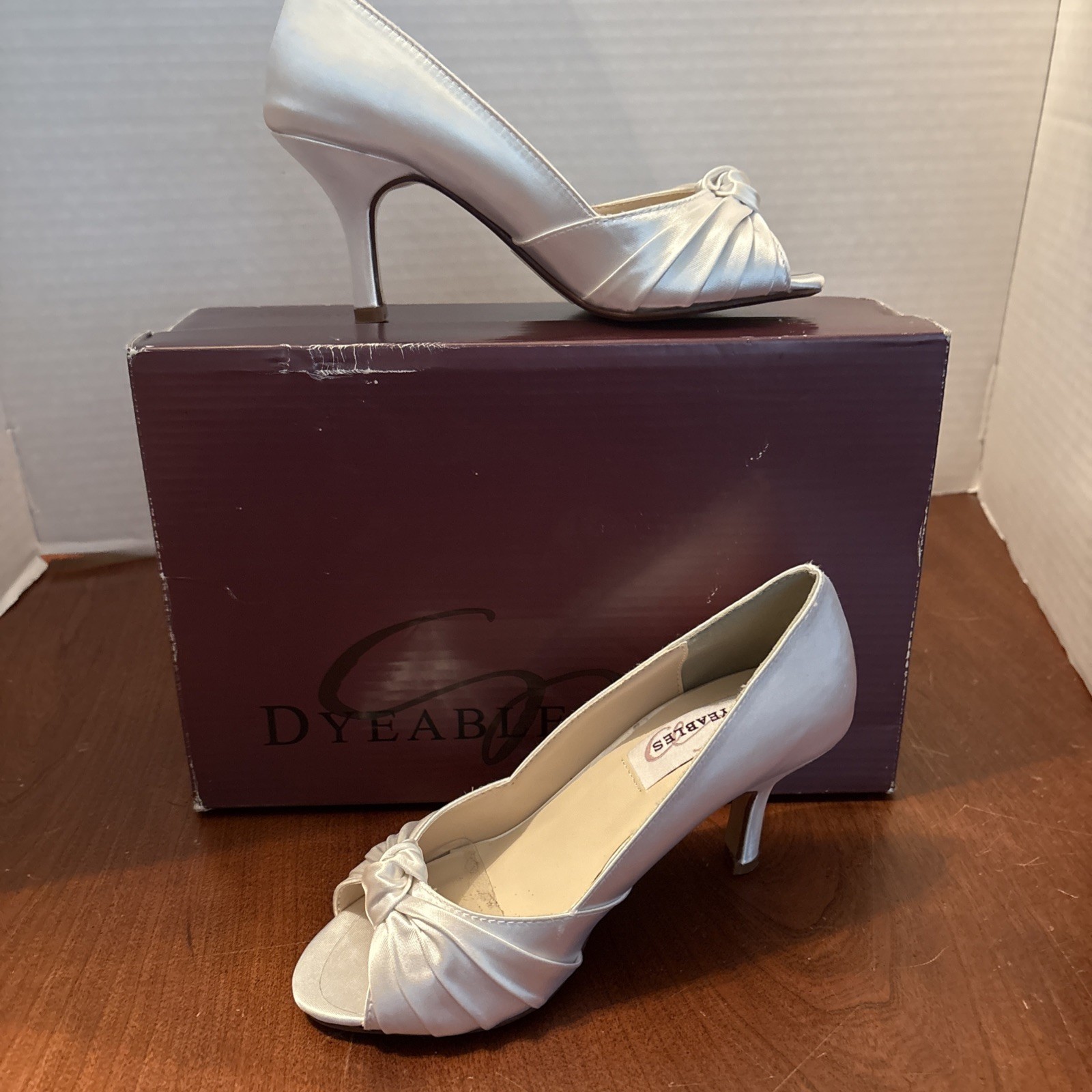 NEW Dyeables Women’s Ida Open-Toe Pump, White Satin Size 5 B NEW, New in Box