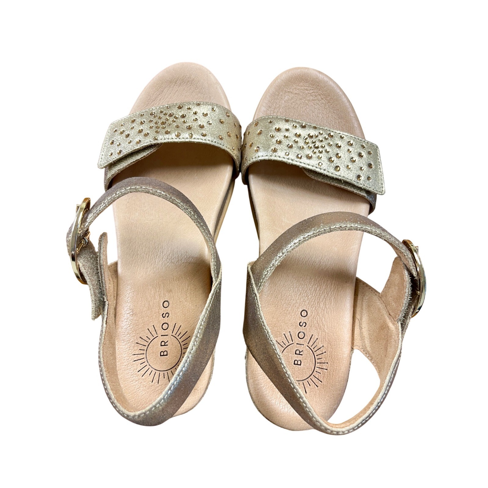 BRIOSO Huntley 3 Metallic Low Wedge Sandals 9 New Gold Travel Comfort Summer