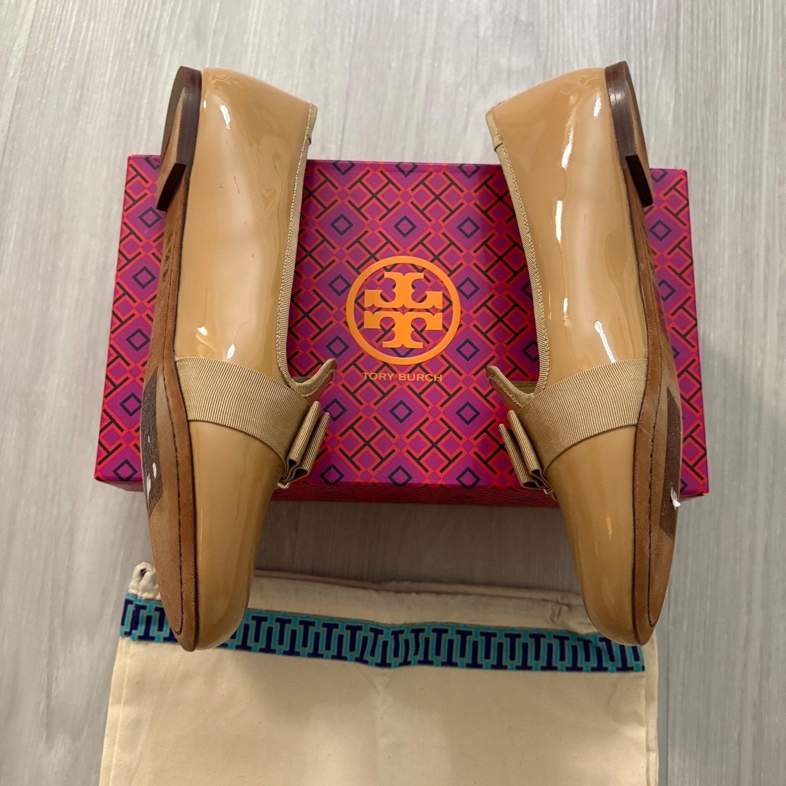 Tory Burch Gigi Patent Leather Bow Loafers Tan Beige Gold Logo Flats 10M 32944