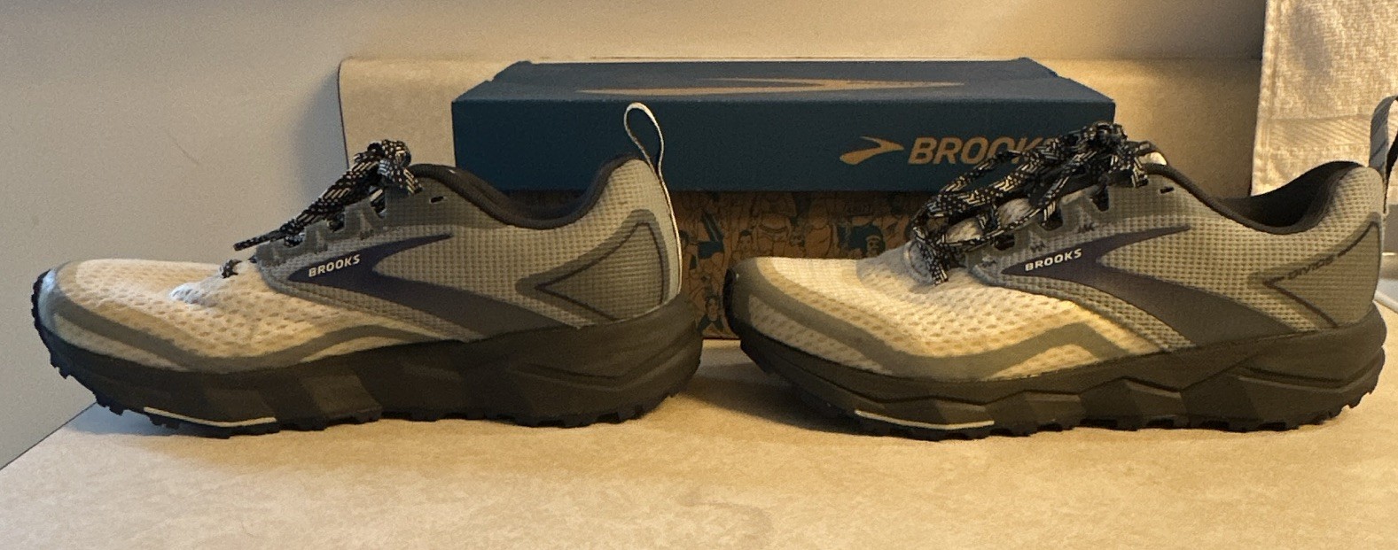 Brooks Divide 2 Women’s Trail Running Sneakers Gray White Black Blue Mesh