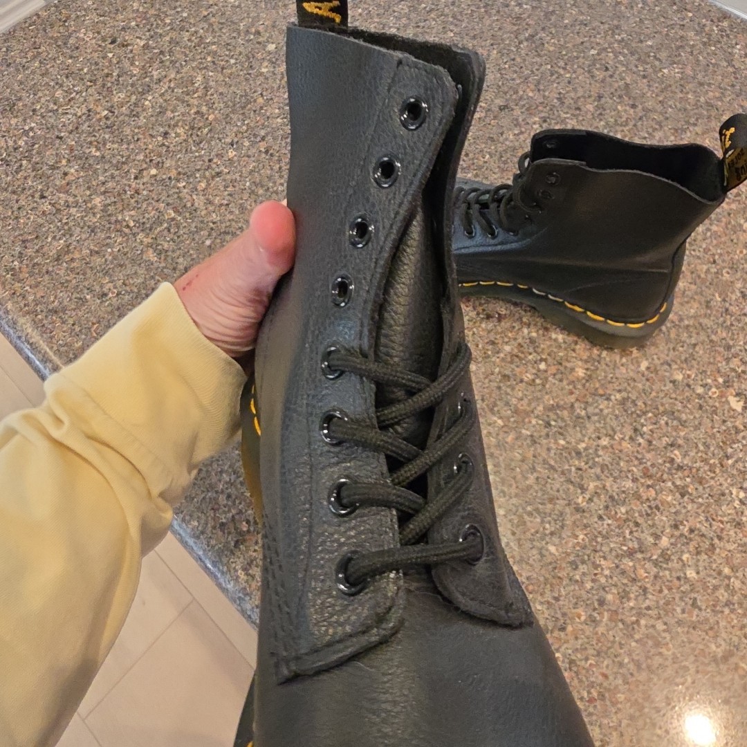 Dr. Martens Pascal 1460 Black Soft Pebbled Leather Boots Wmns Sz US 7 New Combat