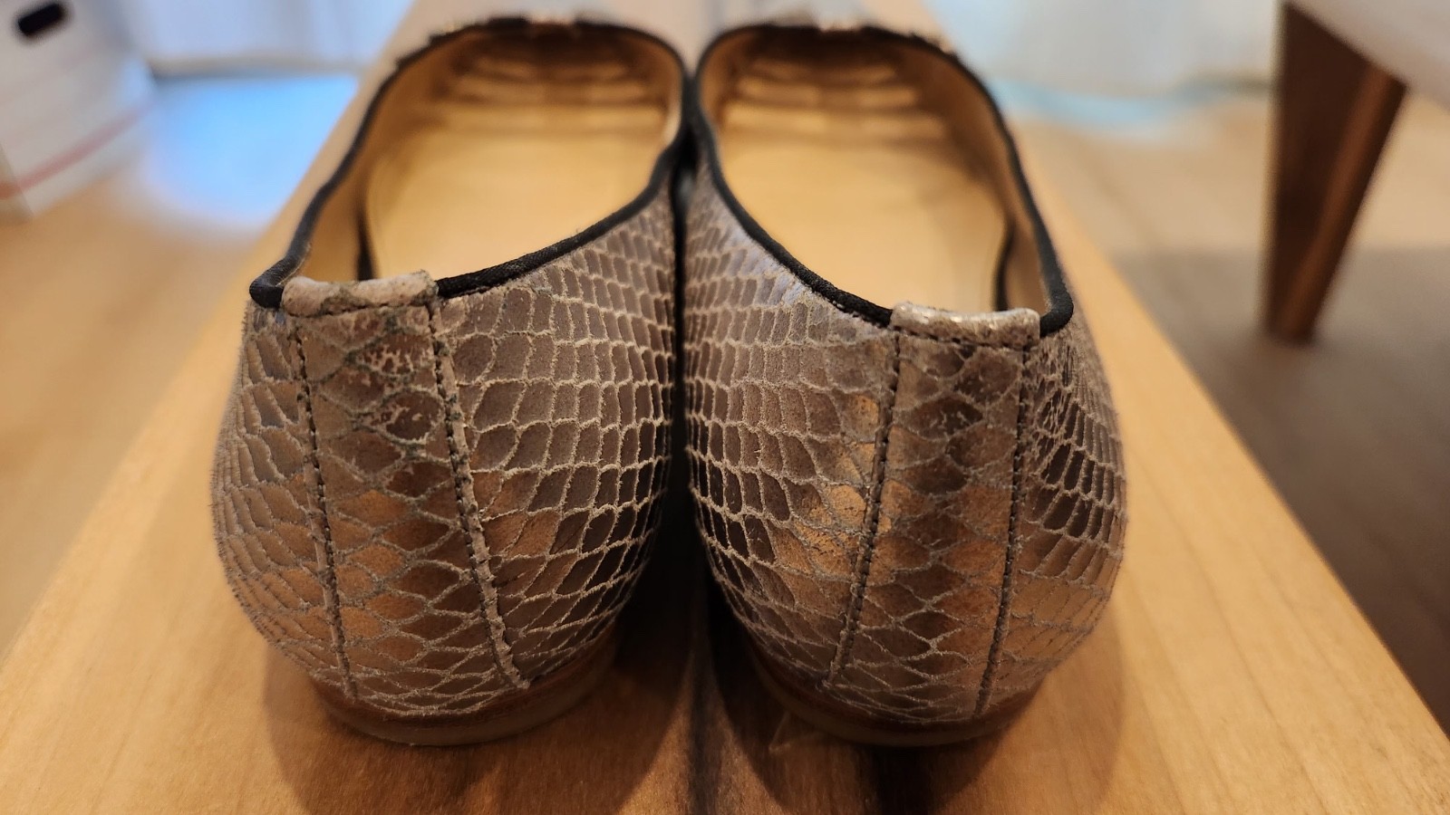 Oscar de la Renta Silver Snake Skin Embossed Pointy Mod Flats 7.5 M