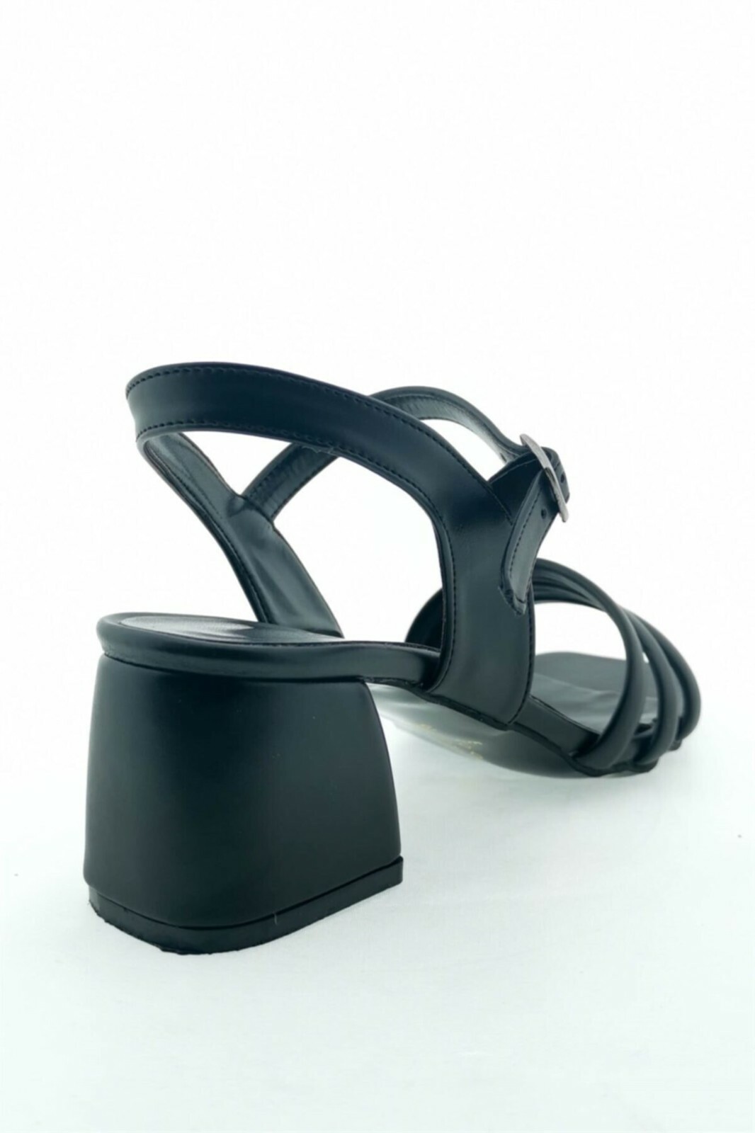 Lightweight comfortable sandal shoes with medium size chunky heels