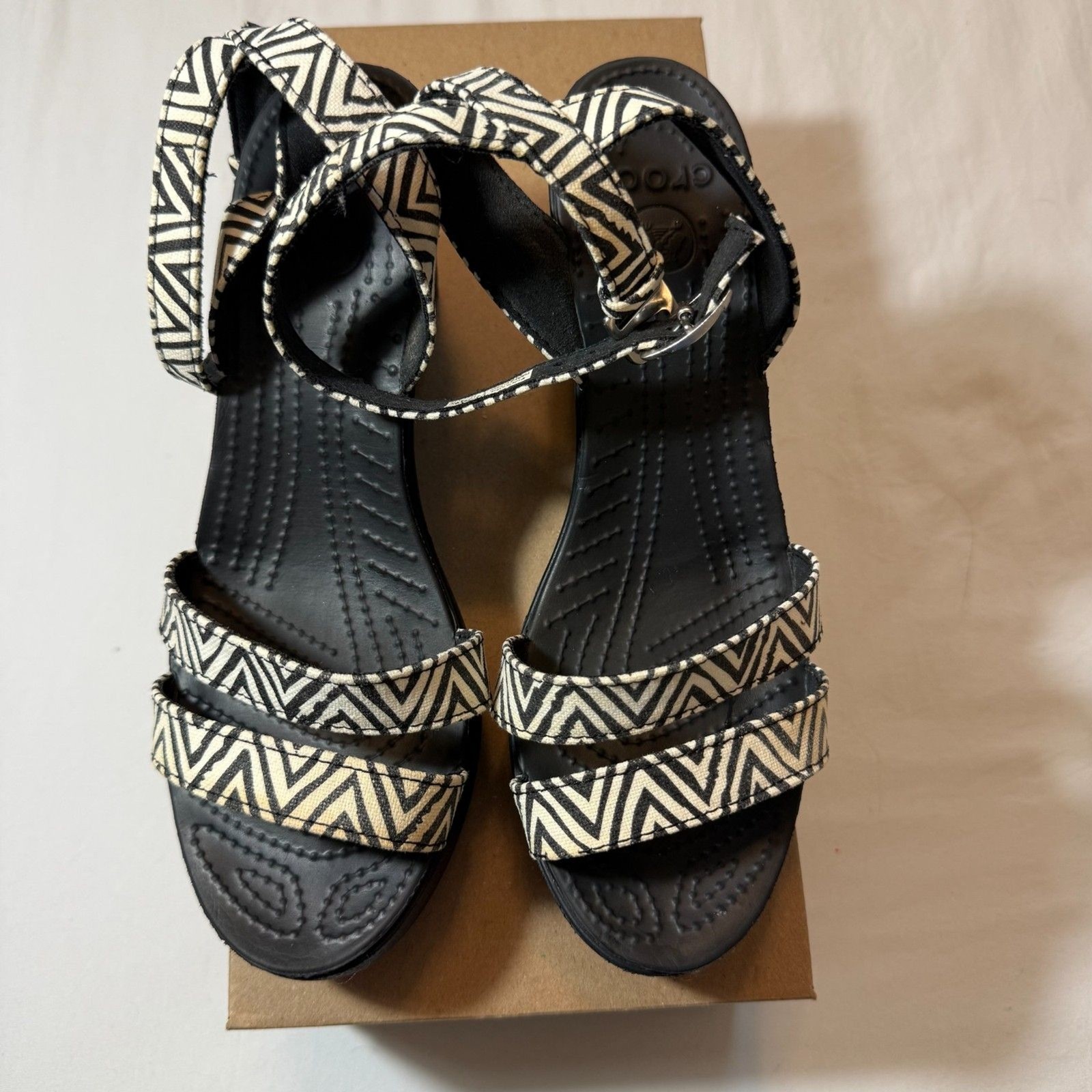 Crocs Leigh Graphic Wedge Sandals Black White Chevron Sz 9