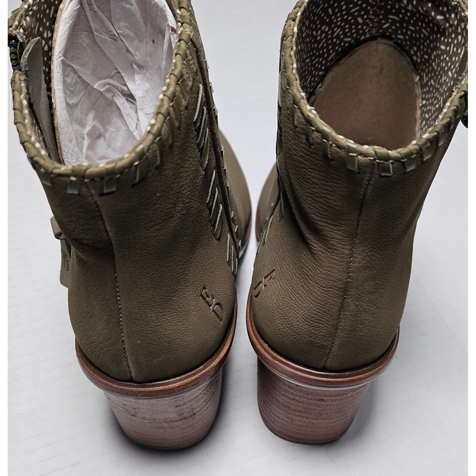 ED Ellen DeGeneres Susumu Tumbled Nubuck Chive Ankle Boots Women’s Size 7M