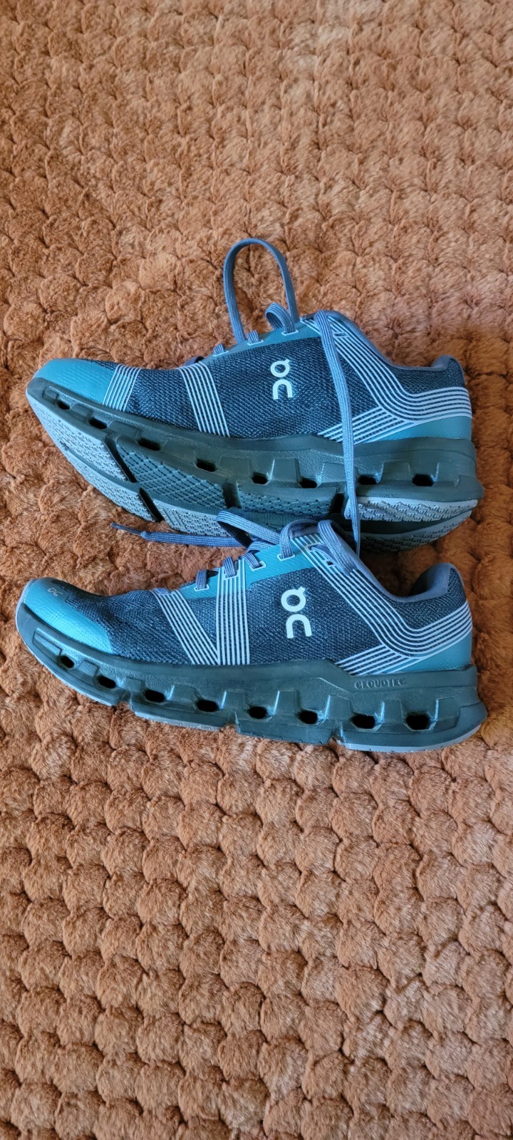 On Cloudgo Woman’s Blue/Purple Lace-Up Athletic Sneaker, Pre-owned.
