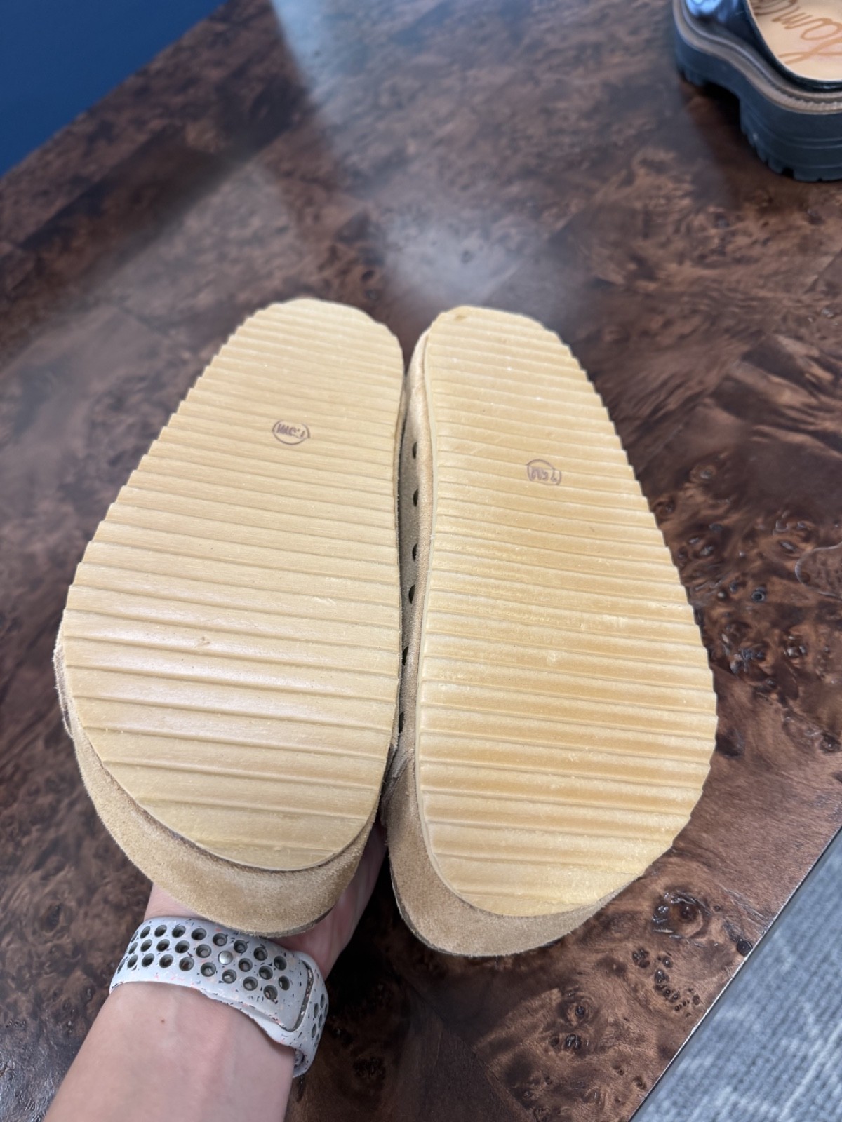 cushionaire guru platform sandals leather footbed women’s shoe size 7.5