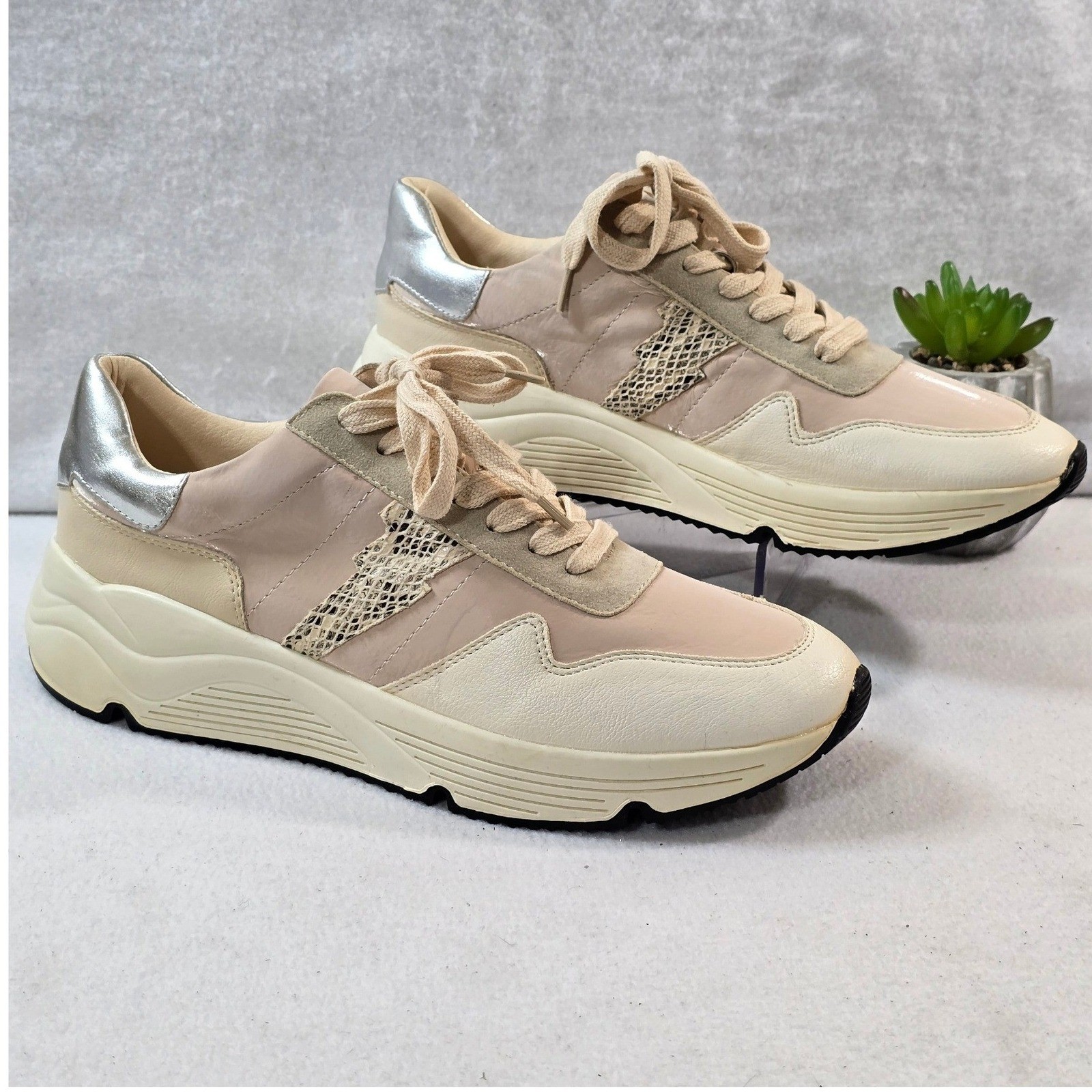 White Raven Women’s Fashion Sneakers Beige Pink Metallic Accents Lace Up Sz 8.5