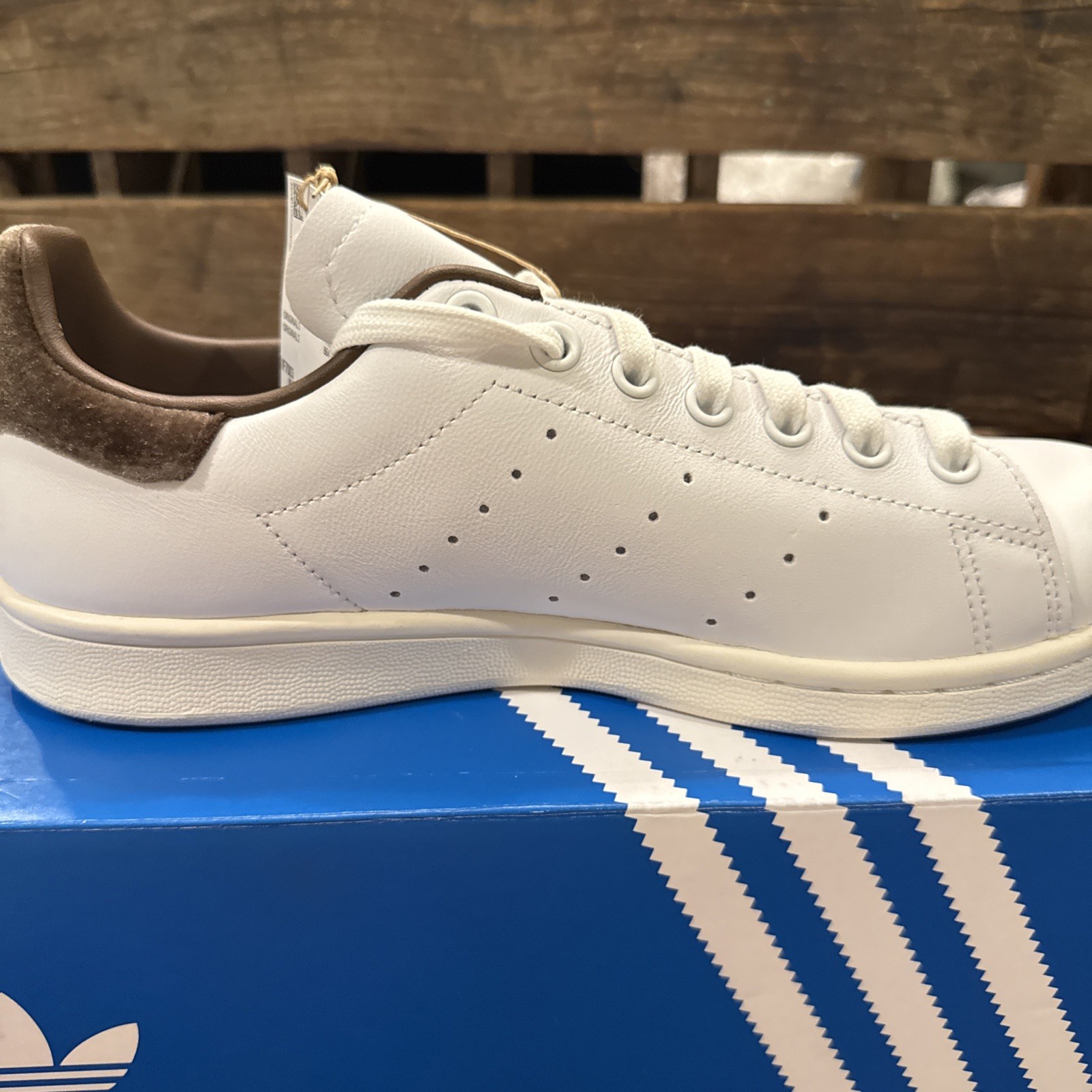 NEW AUTHENTIC ADIDAS ORIGINALS STAN SMITH CLOUD WHITE GOLD MET BROWN WOMENS US 9