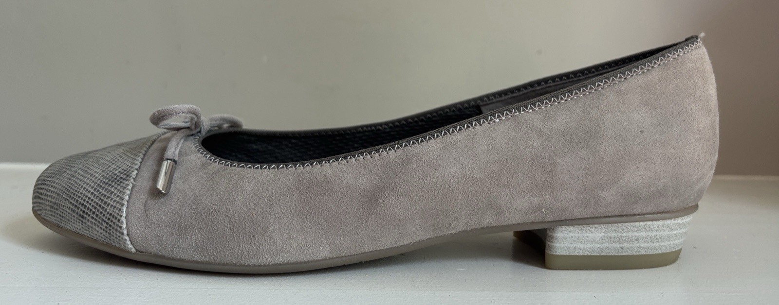 NWOB ara Belinda Grey Taupe Leather Ballet Flat Bow #8 Career Flat Slip On $185