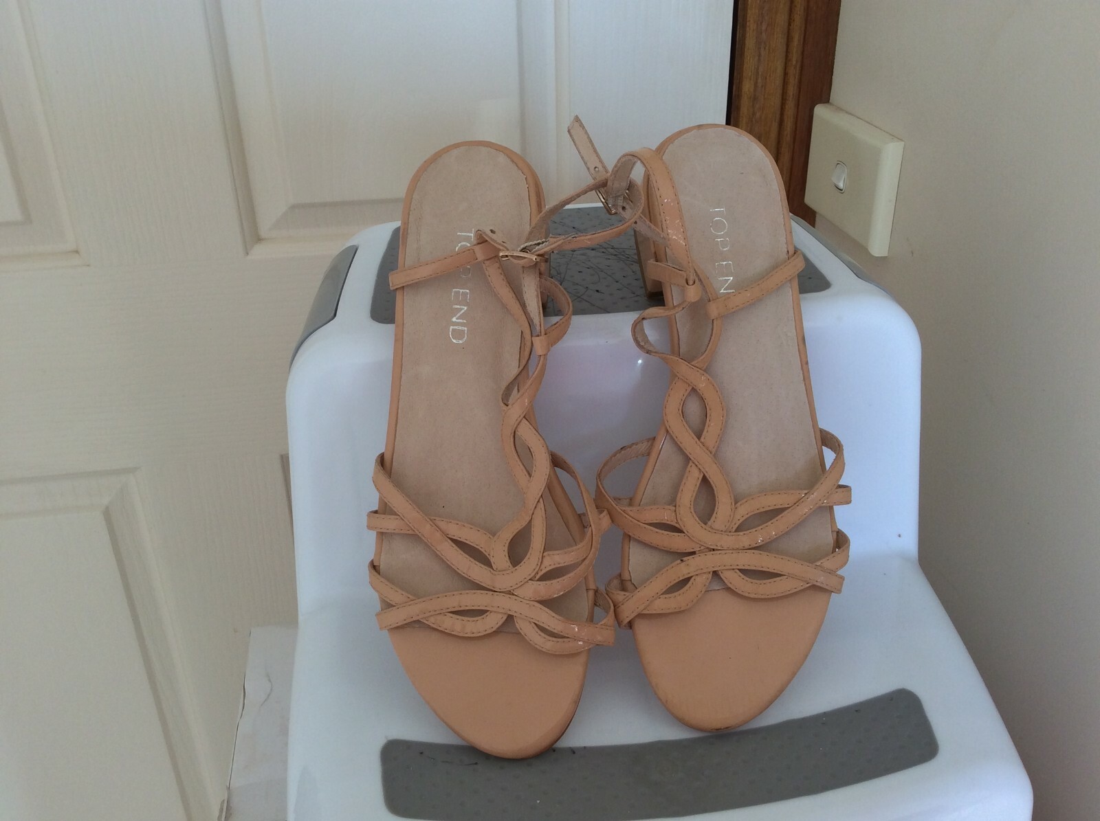 TOP END WOMEN’S DESIGNER FLAT SAMPLE SANDAL SIZE AU 6 / EU 37