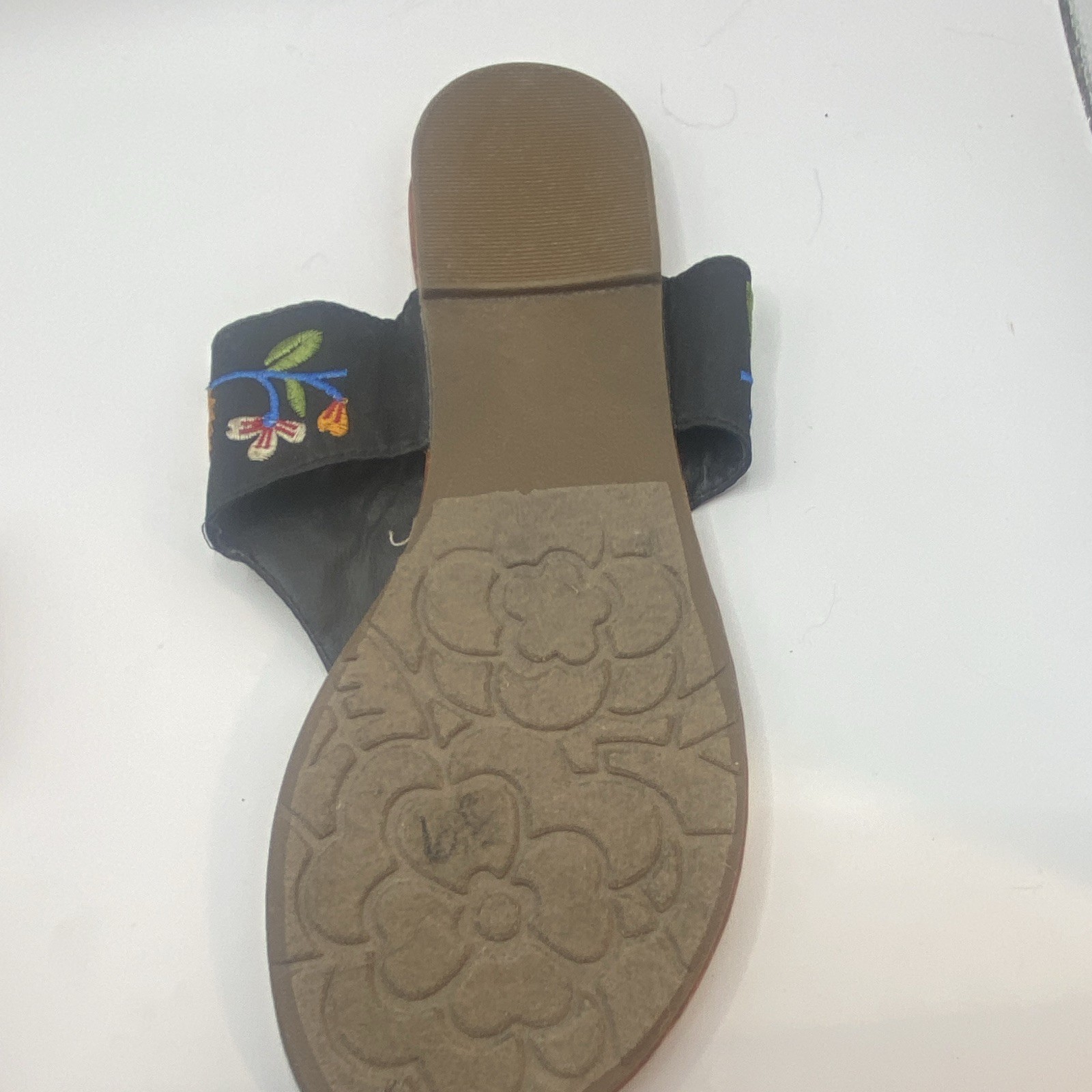 Celebrity Pink Women’s Black Embroidered Floral Leather Thong Sandals 6.5