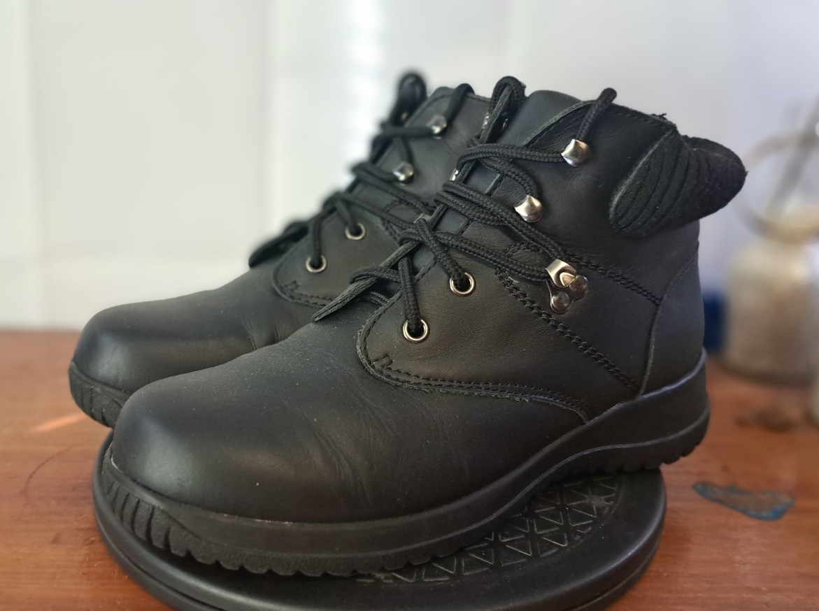 Wanderlust Boston Women’s Black 3 Season Lace-Up Boots 9.5