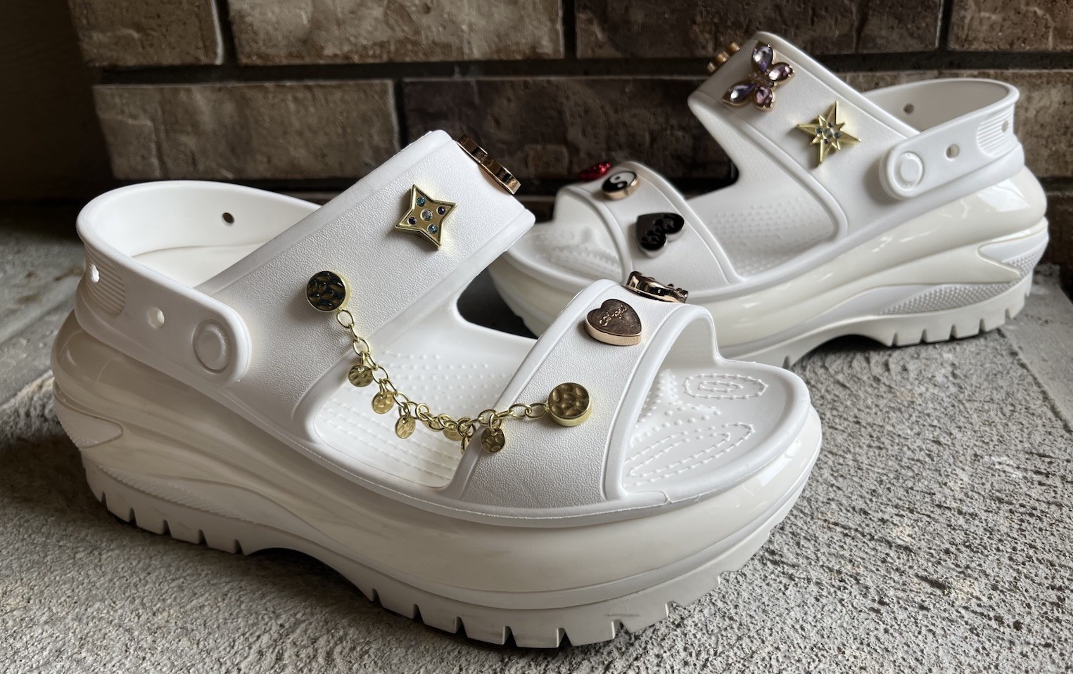 Crocs Mega Crush Women’s 9 Men’s 7 Platform Sandals – White w/ Jibbitz Charms