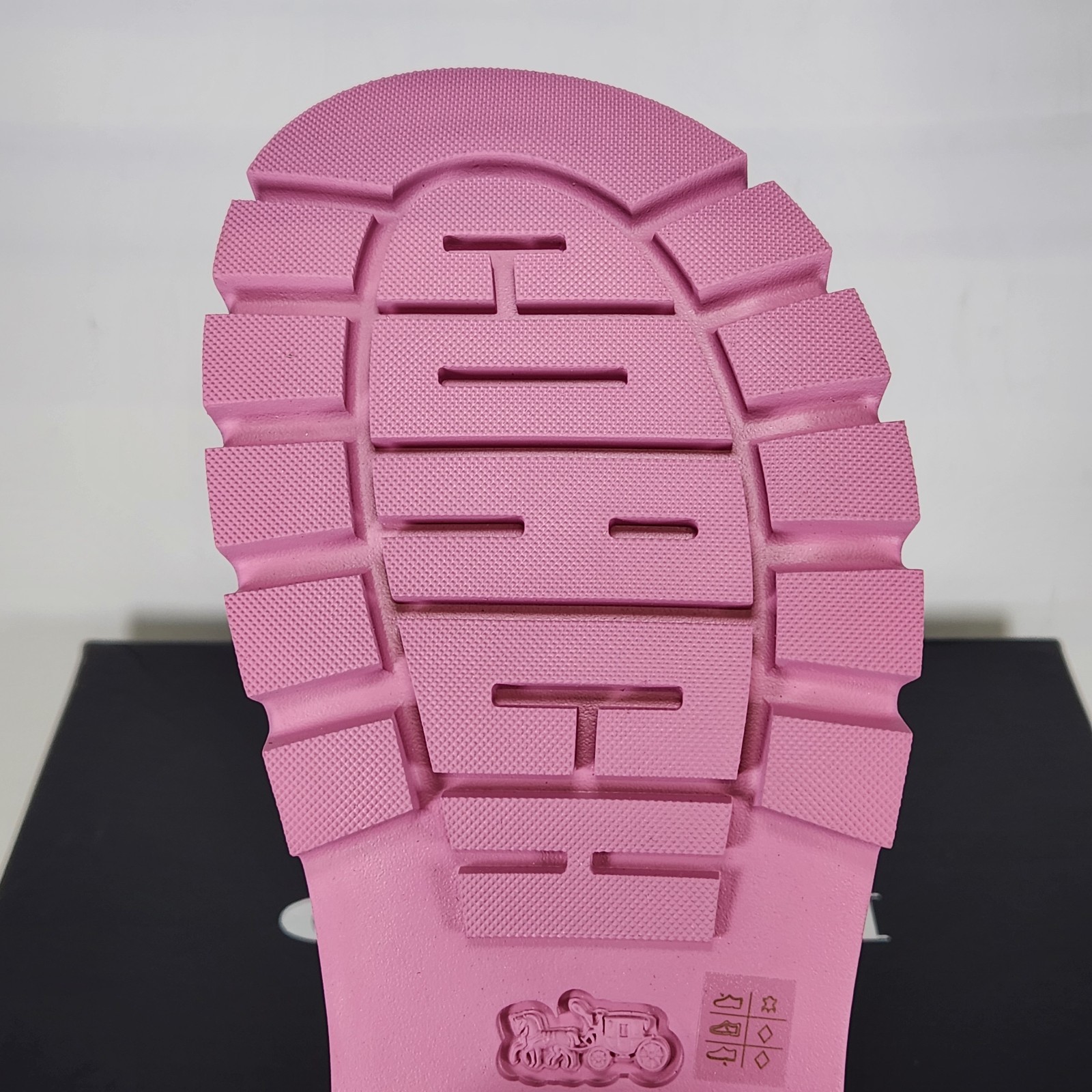 Size 8.5 – Coach Brynn PLATFORM – 2.25″ Heel / 1″ Platform – Fuchsia Leather