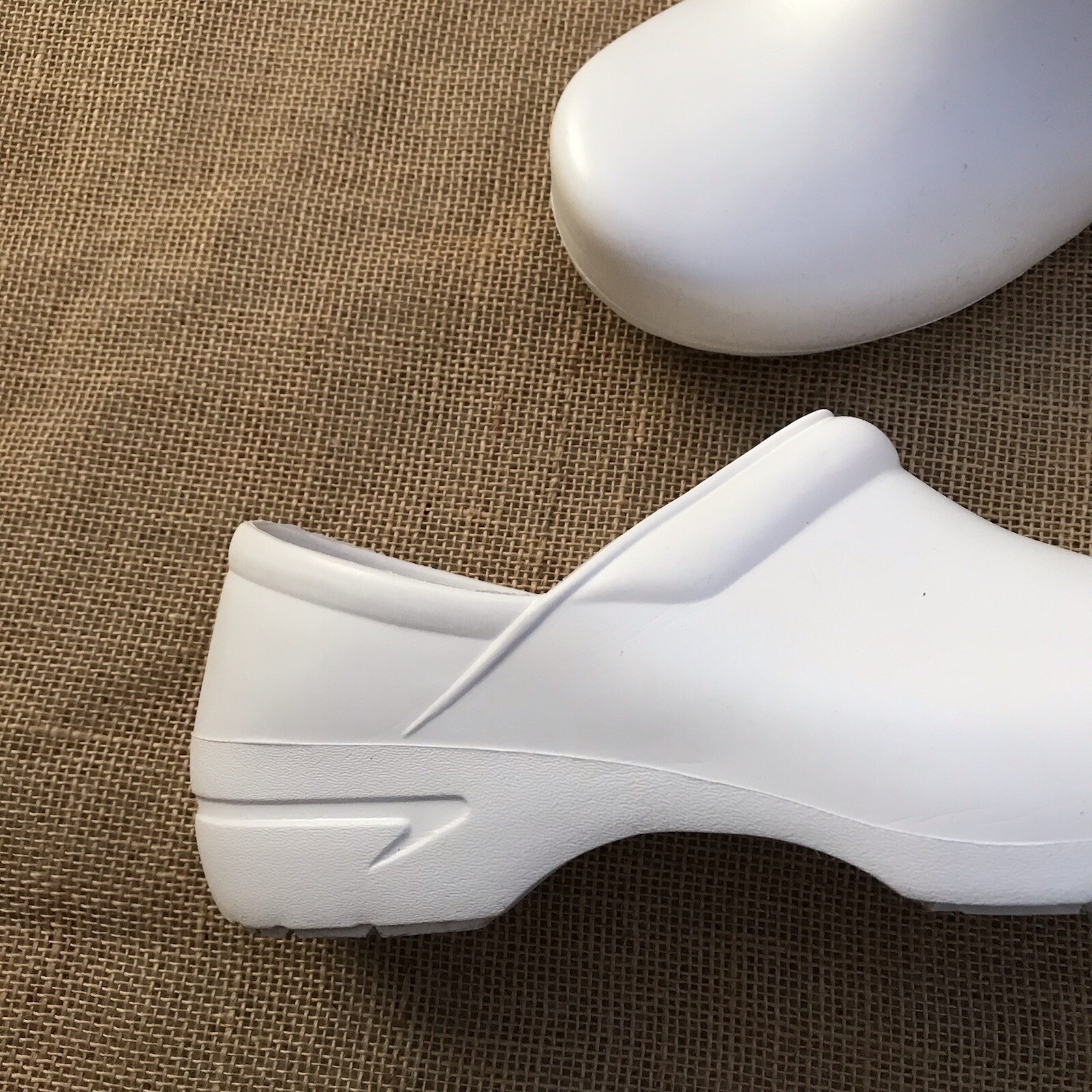 Anywear Women’s Guardian angel Closed Toe Clogs, White, Size 11 Work Foam Comfor