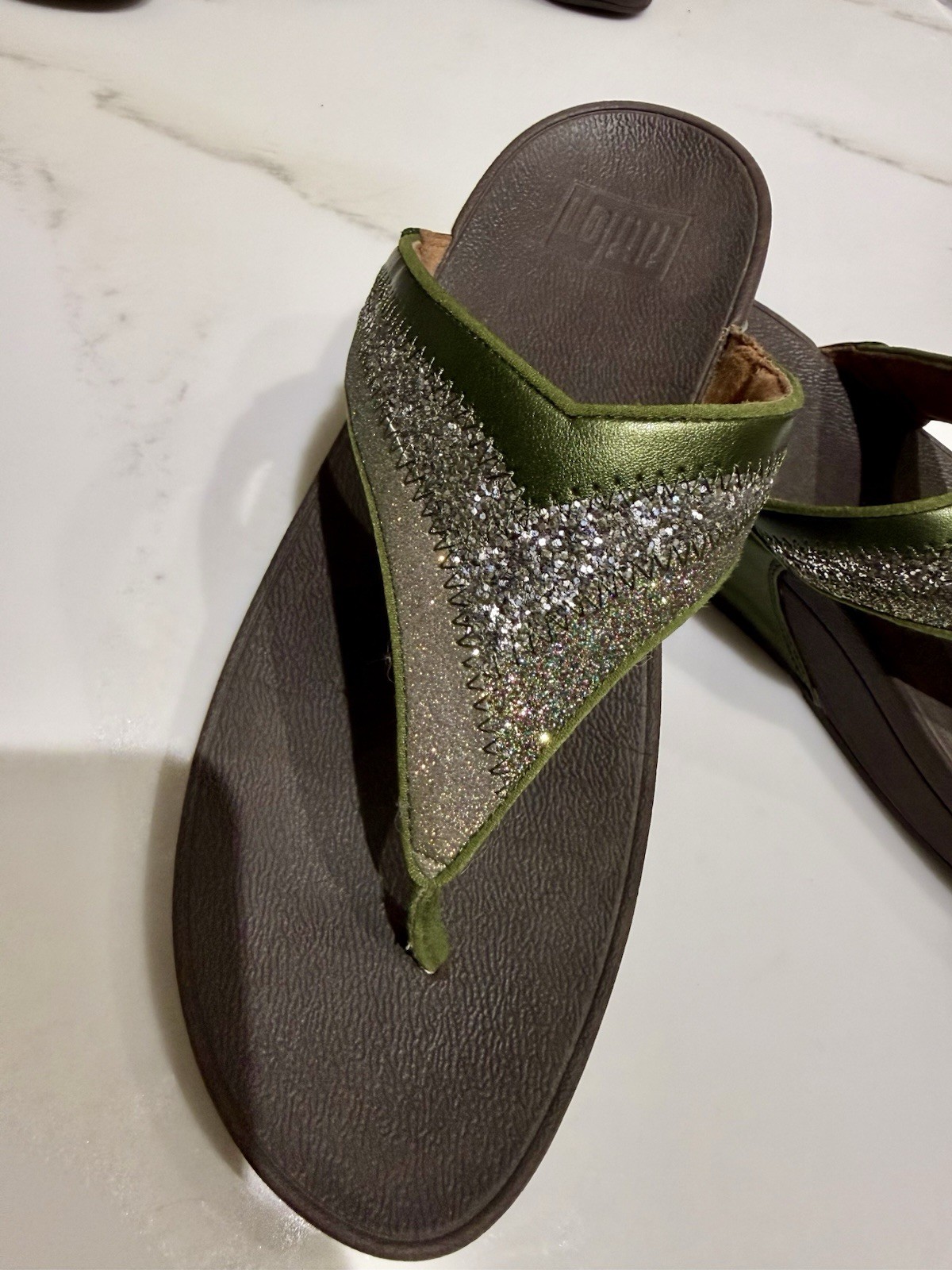 FitFlop Womens Lulu Glitter Toe Thong Sandals Metallic Green Silver 8 Comfort