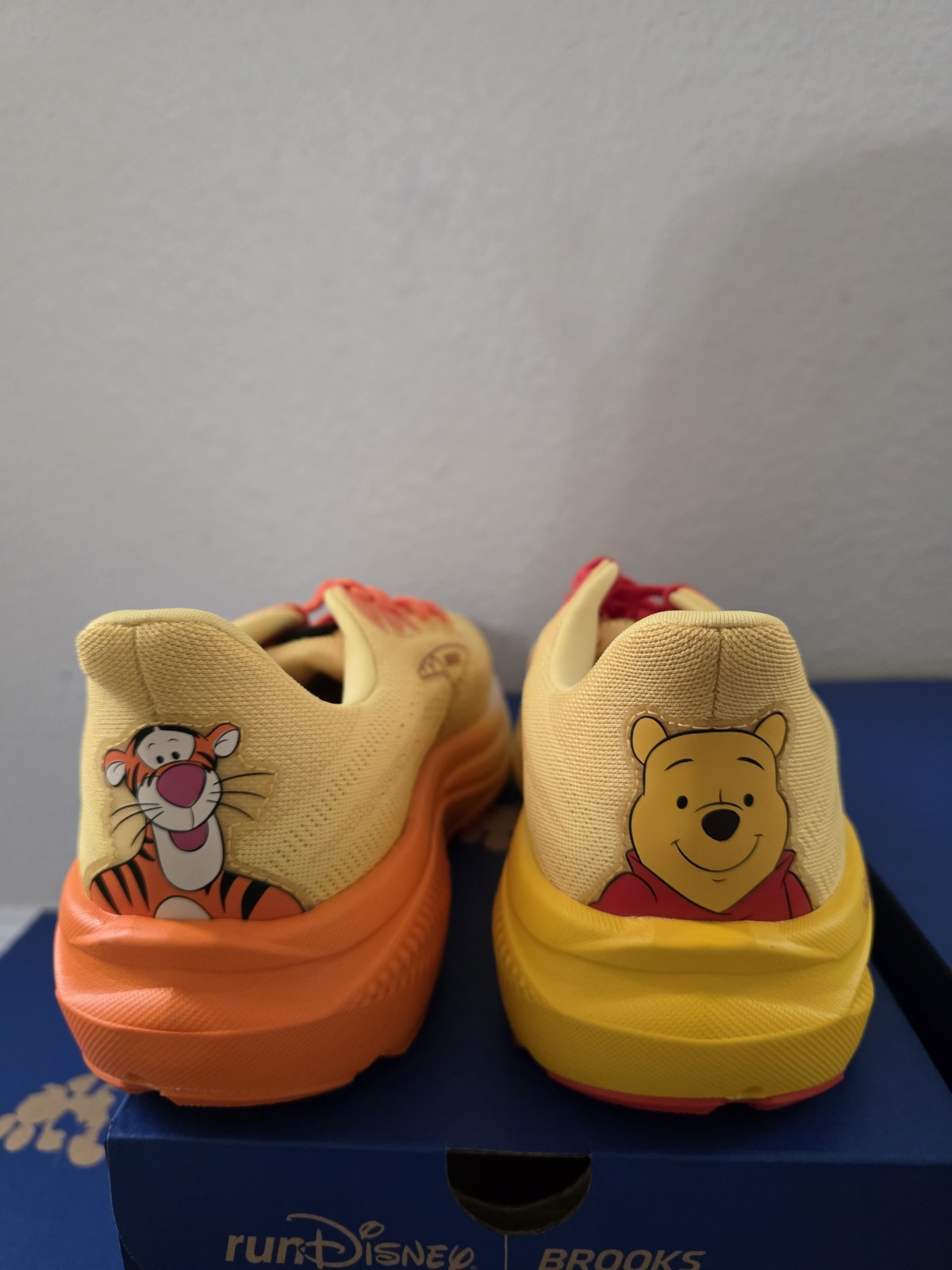 Womens 8.5 Wide runDisney Brooks Ghost 17 Pooh and Tigger