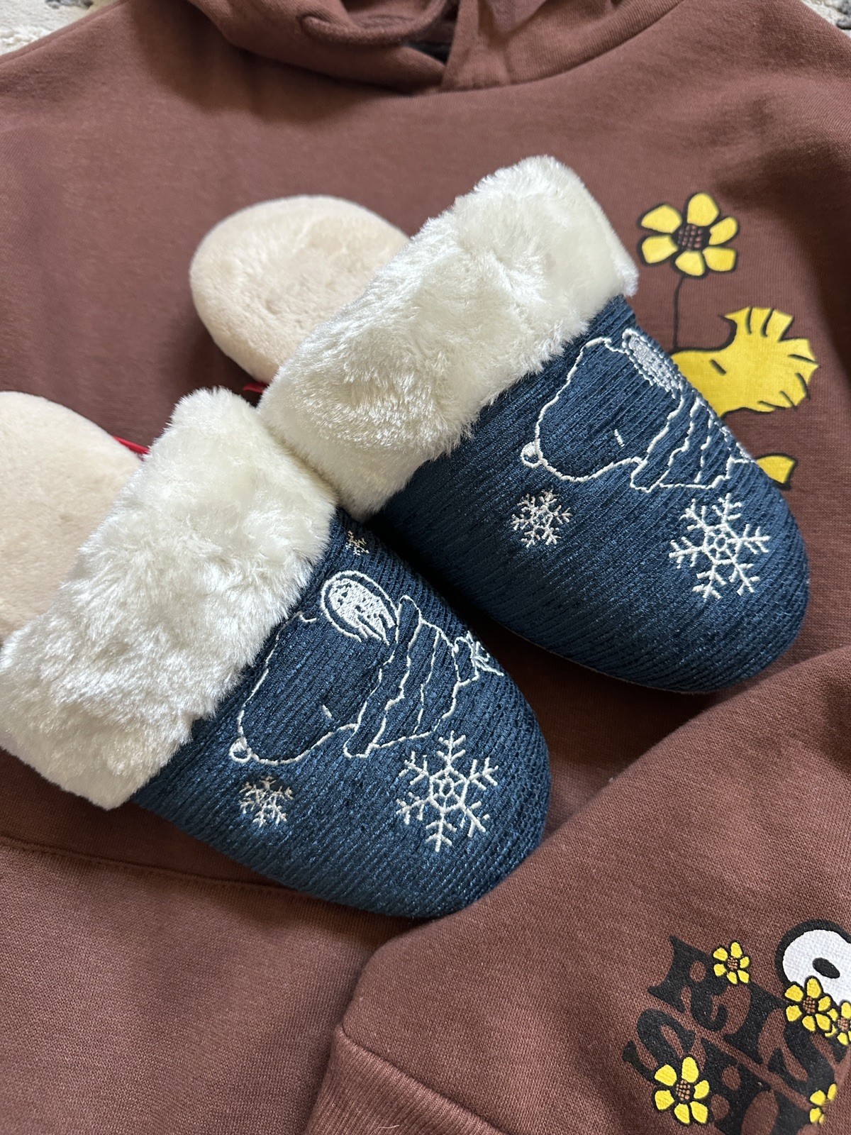PEANUTS Snoopy Memory Furry Foam Holiday Slipper Sizes M/L Japan