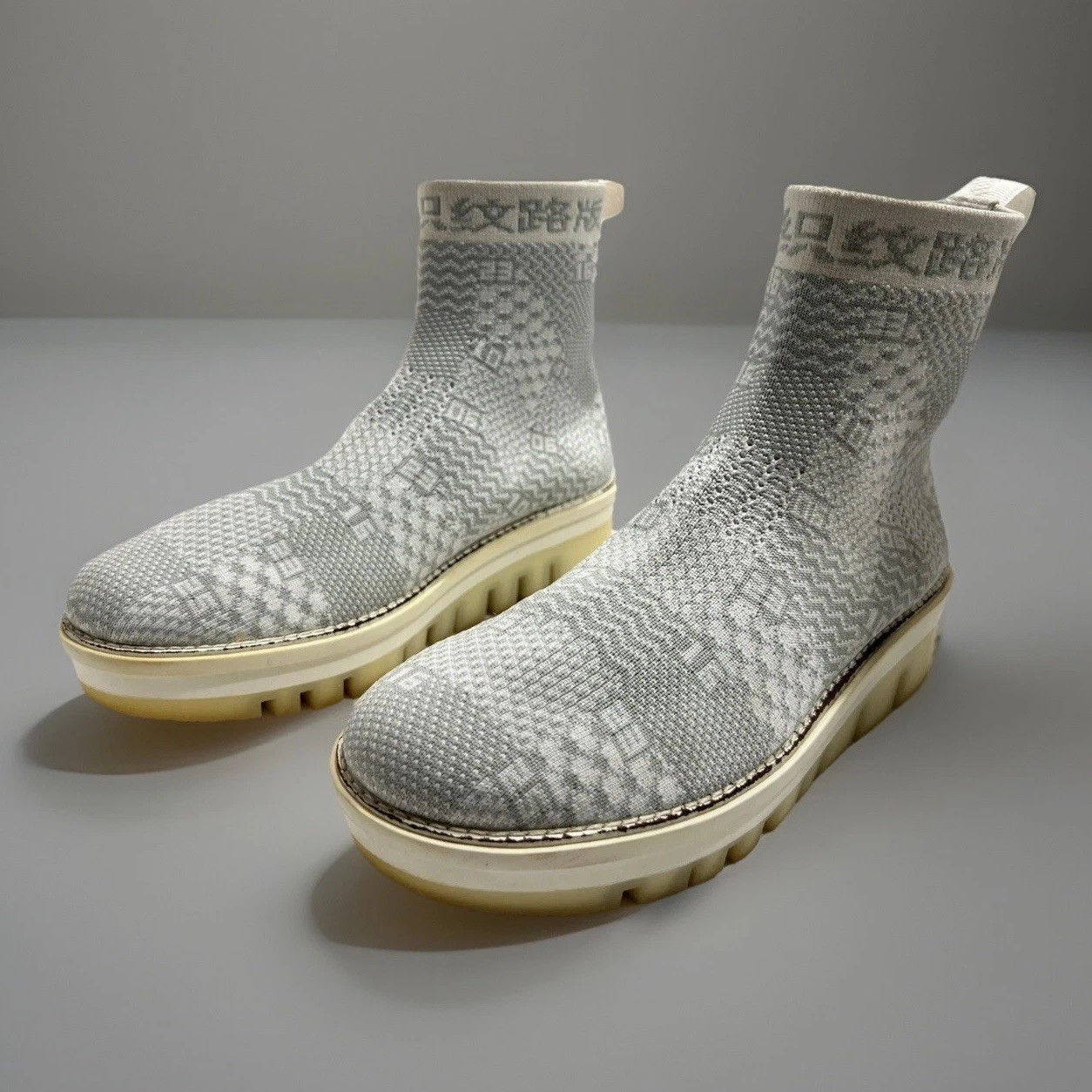 FITFLOP Swatchbook GRAY/WHITE Textile Knitted Sock Wedge Platform Ankle Boots 7M