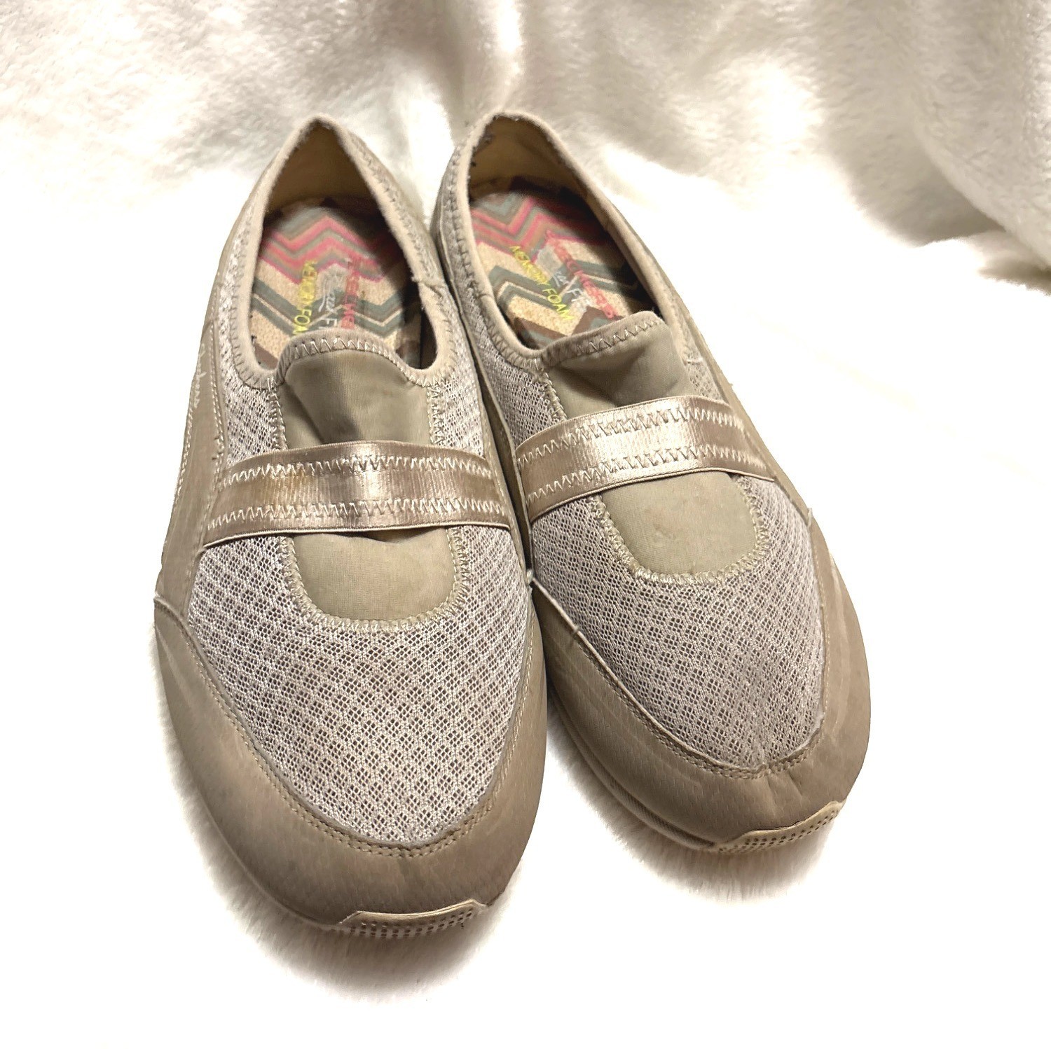 Skechers Womens Beige Slip-On Shoes Size 10 US UK 7 EUR 40 Synthetic/Textile Upp