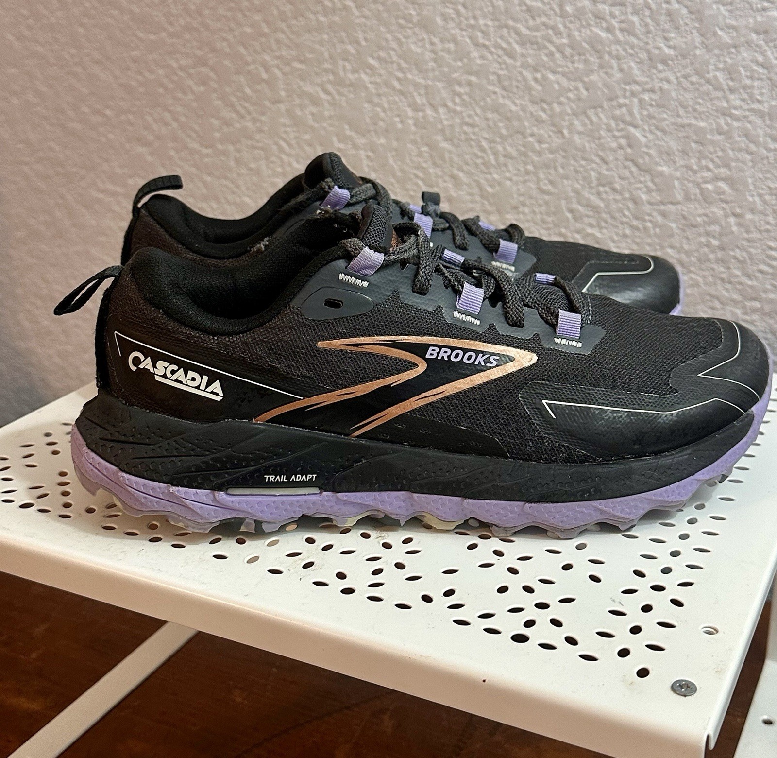 Brooks Cascadia 18 Women’s Trail Running Shoes Black Purple Size 6.5 VGUC