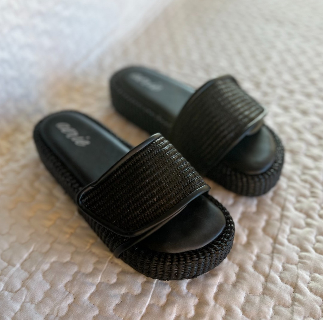 Aerie Slides Womens SIZE US 7 Black Casual Beach Sandals Summer Open Toe Slides